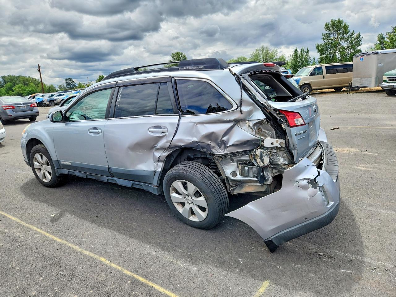 2012 Subaru Outback 2.5i Premium Silver vin: 4S4BRBCC2C3213756