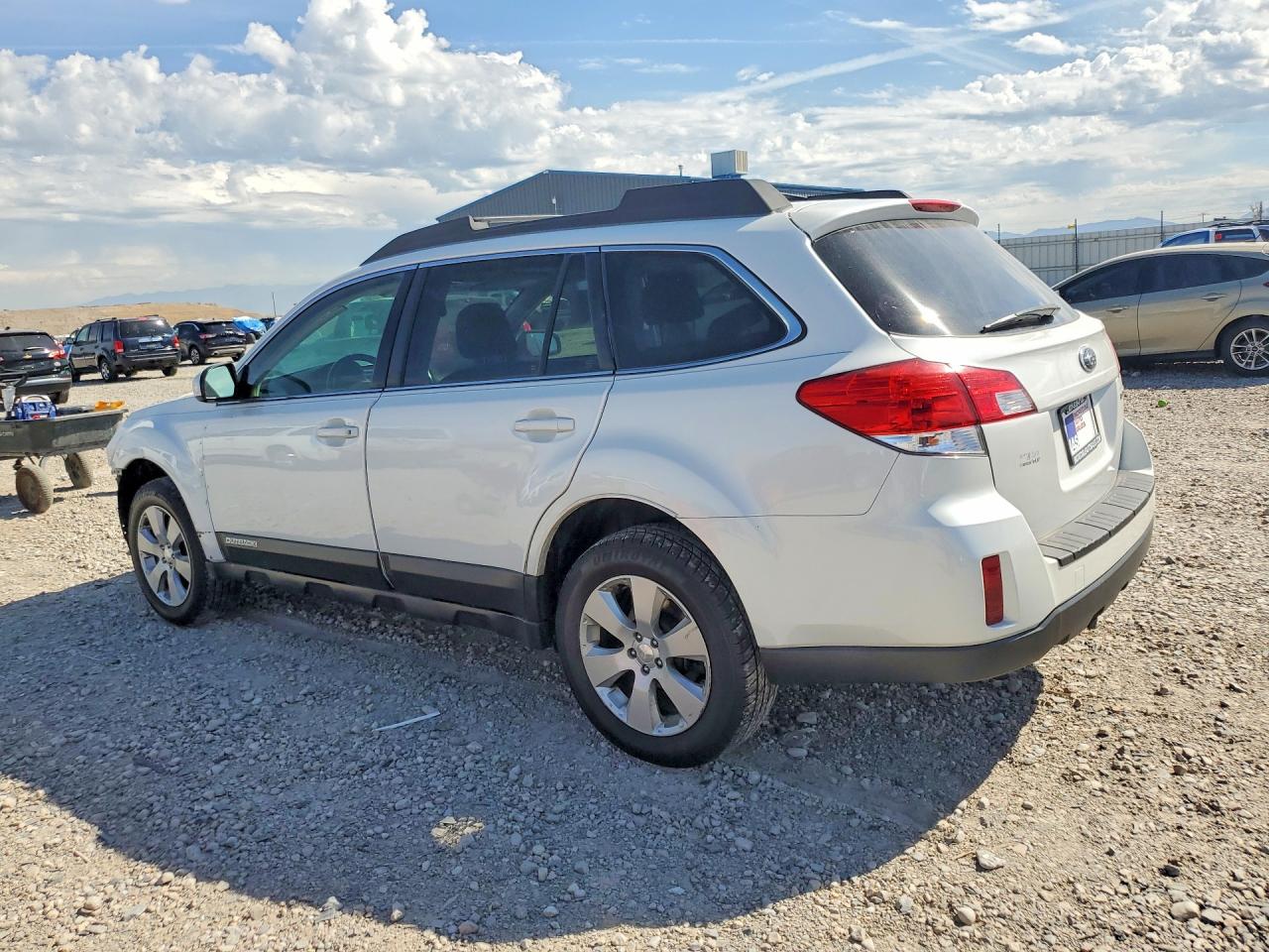 2012 Subaru Outback 2.5i Premium White vin: 4S4BRBCC2C3242156