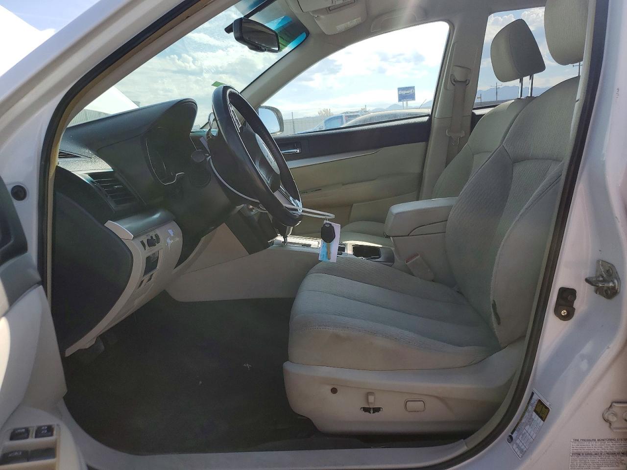 2012 Subaru Outback 2.5i Premium White vin: 4S4BRBCC2C3242156
