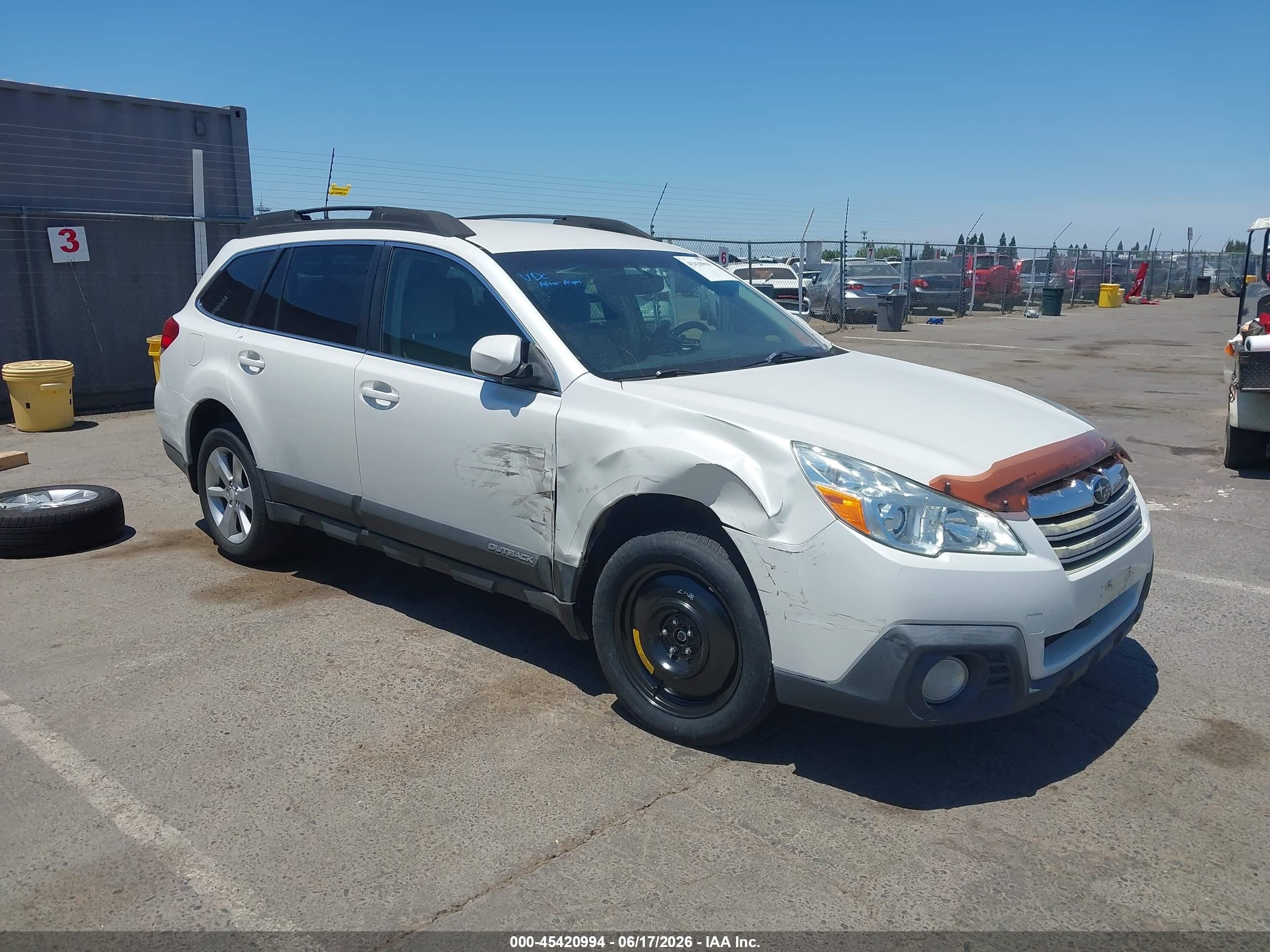 2013 Subaru Outback 2.5i Premium White vin: 4S4BRBCC2D3204380