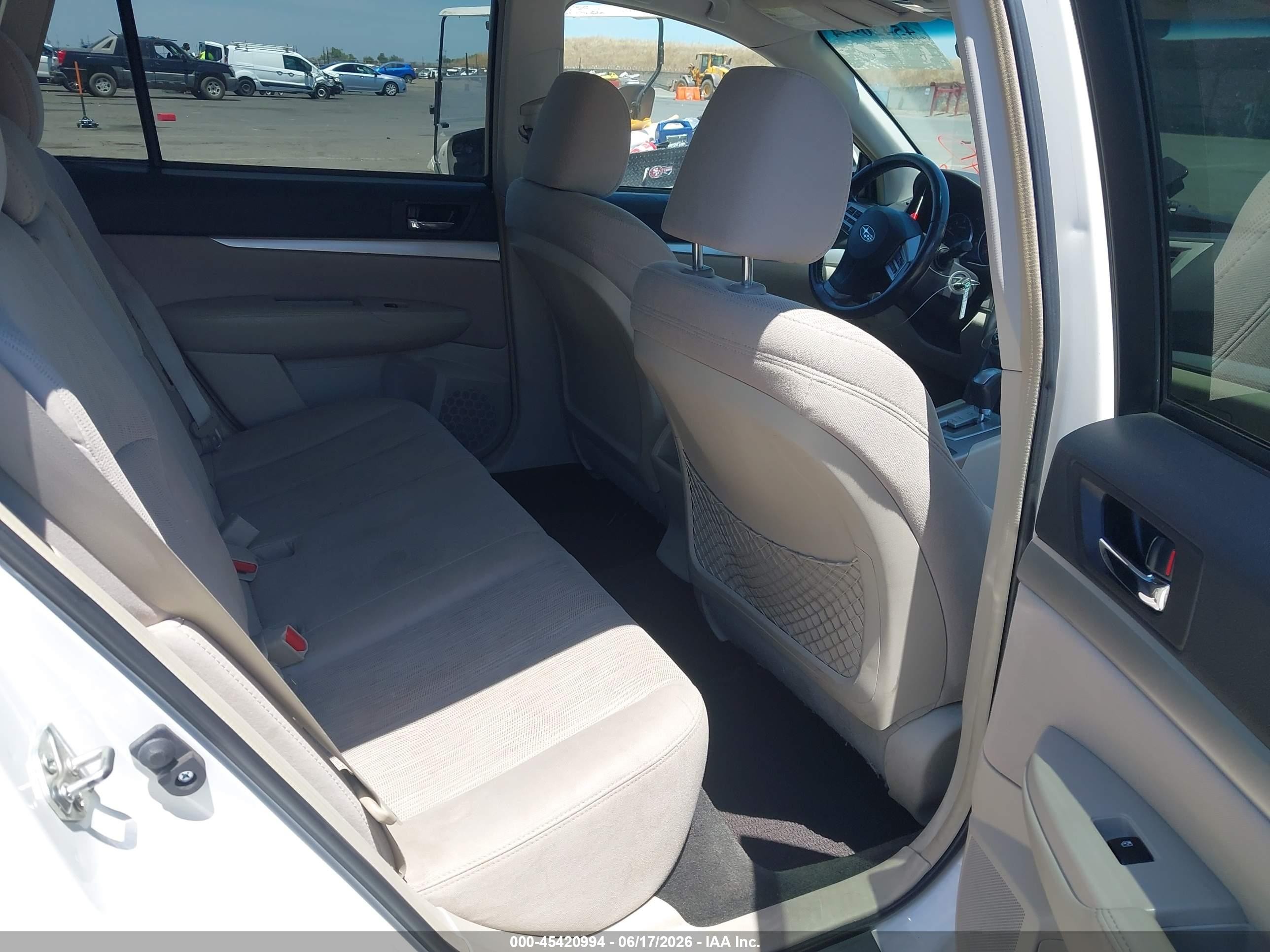 2013 Subaru Outback 2.5i Premium White vin: 4S4BRBCC2D3204380