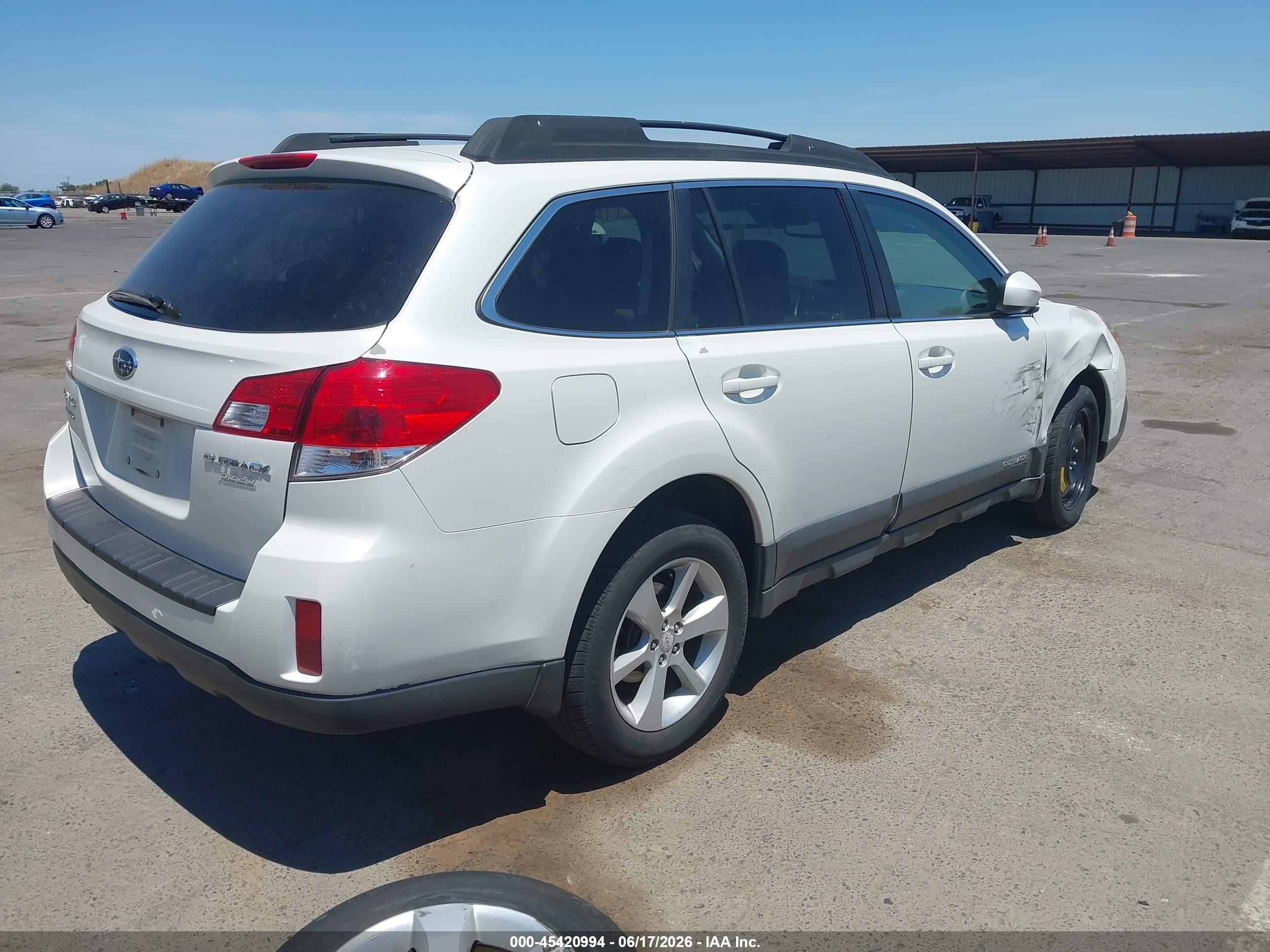 2013 Subaru Outback 2.5i Premium White vin: 4S4BRBCC2D3204380