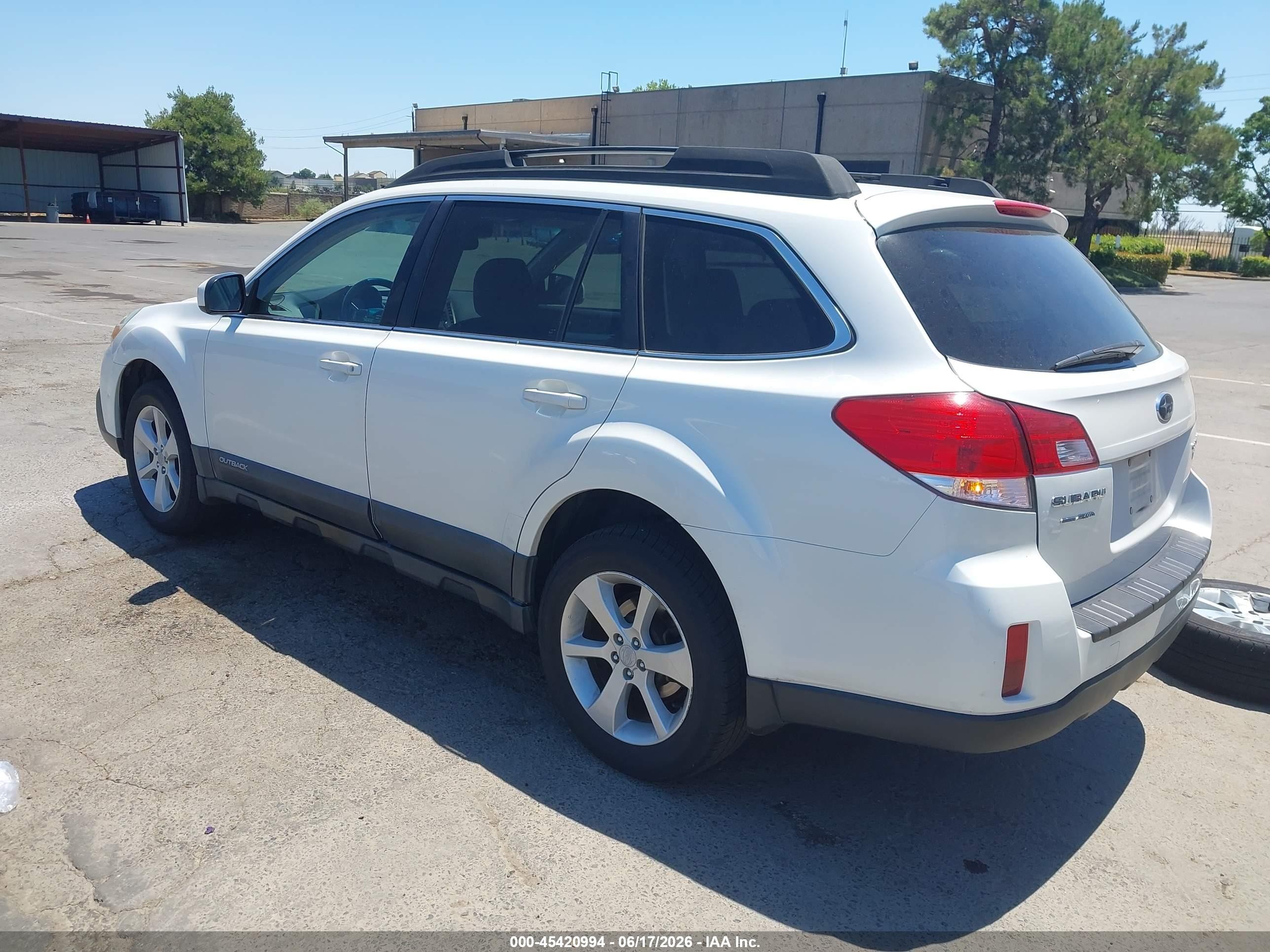 2013 Subaru Outback 2.5i Premium White vin: 4S4BRBCC2D3204380