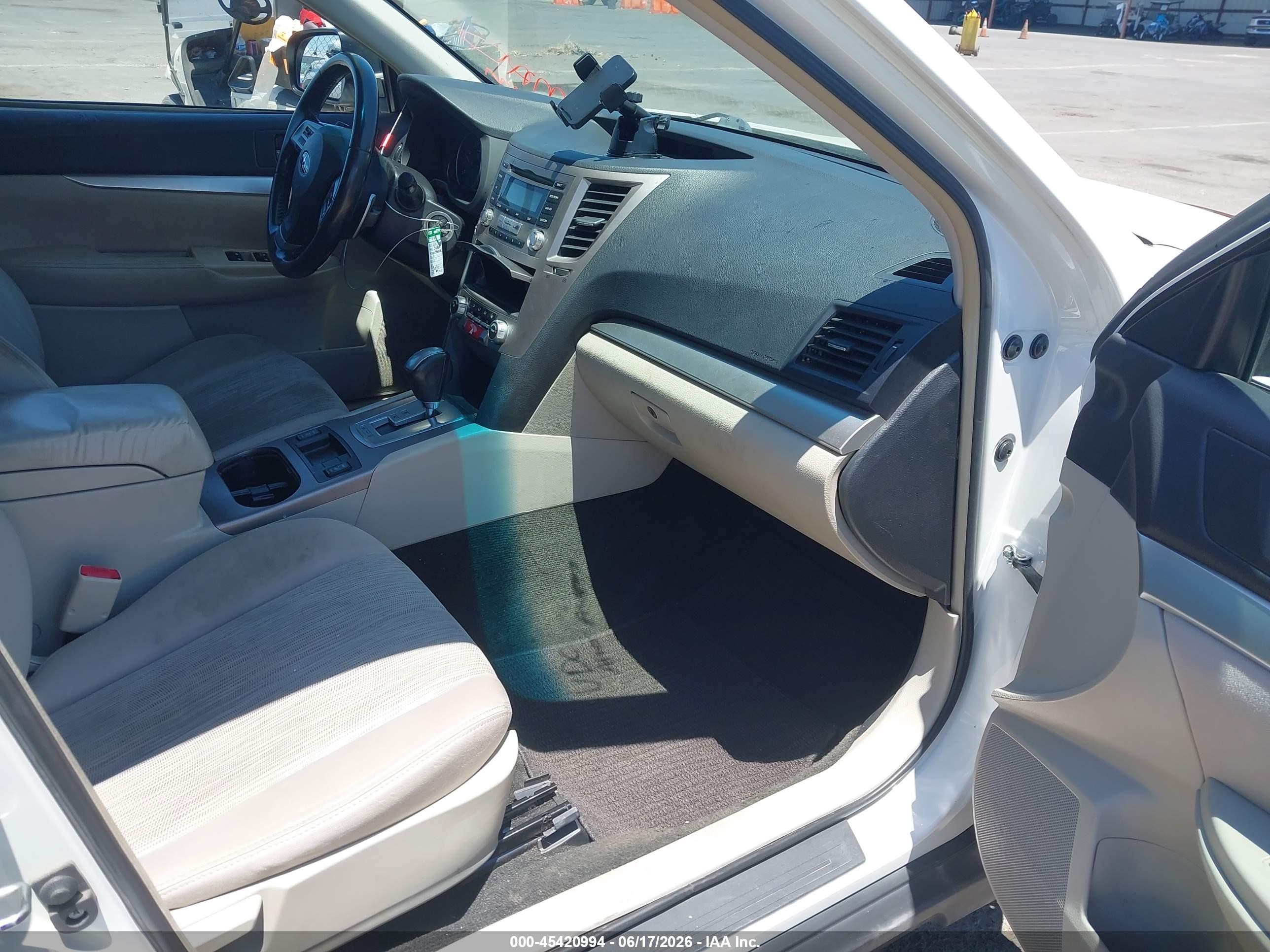2013 Subaru Outback 2.5i Premium White vin: 4S4BRBCC2D3204380