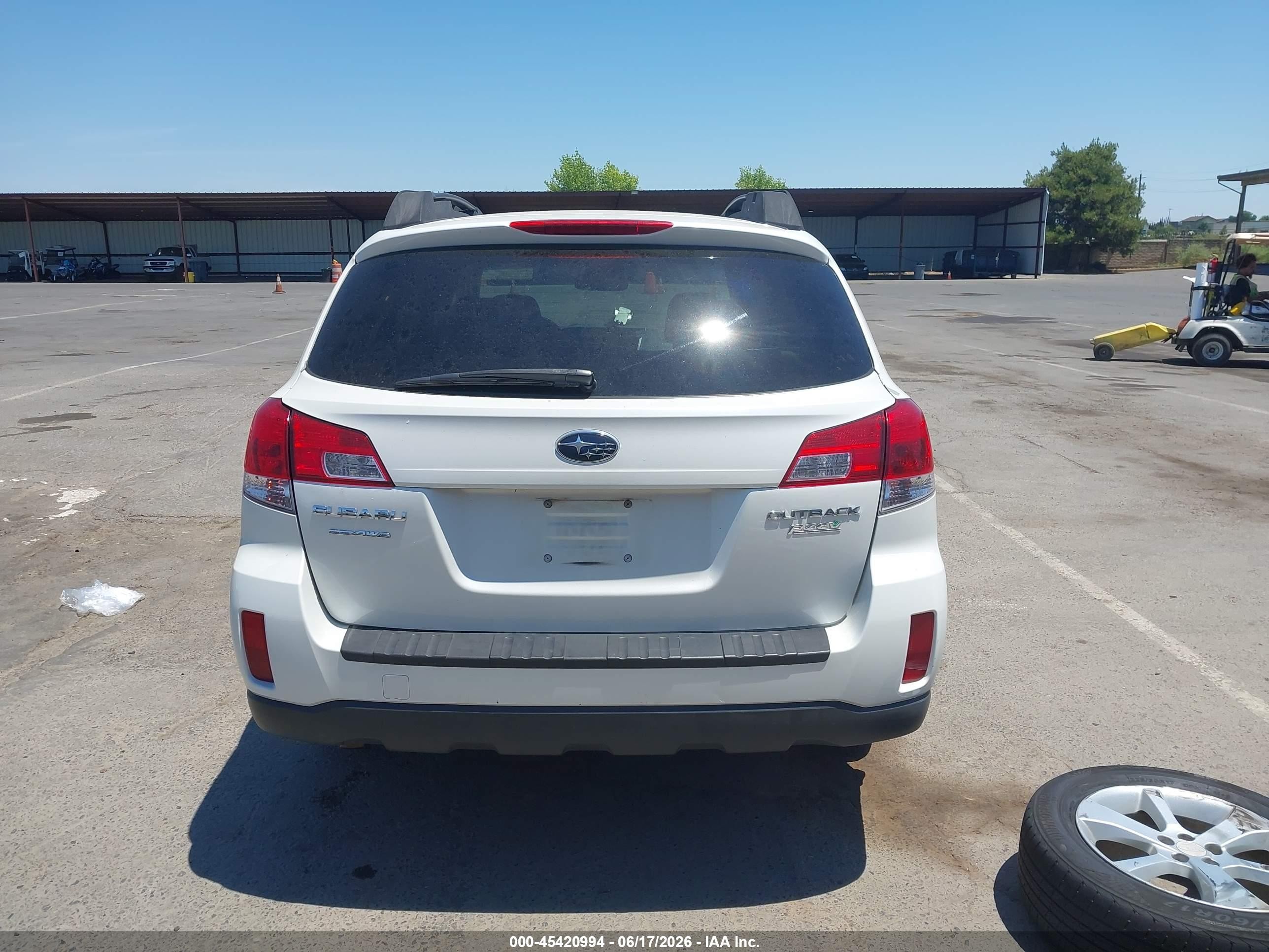 2013 Subaru Outback 2.5i Premium White vin: 4S4BRBCC2D3204380