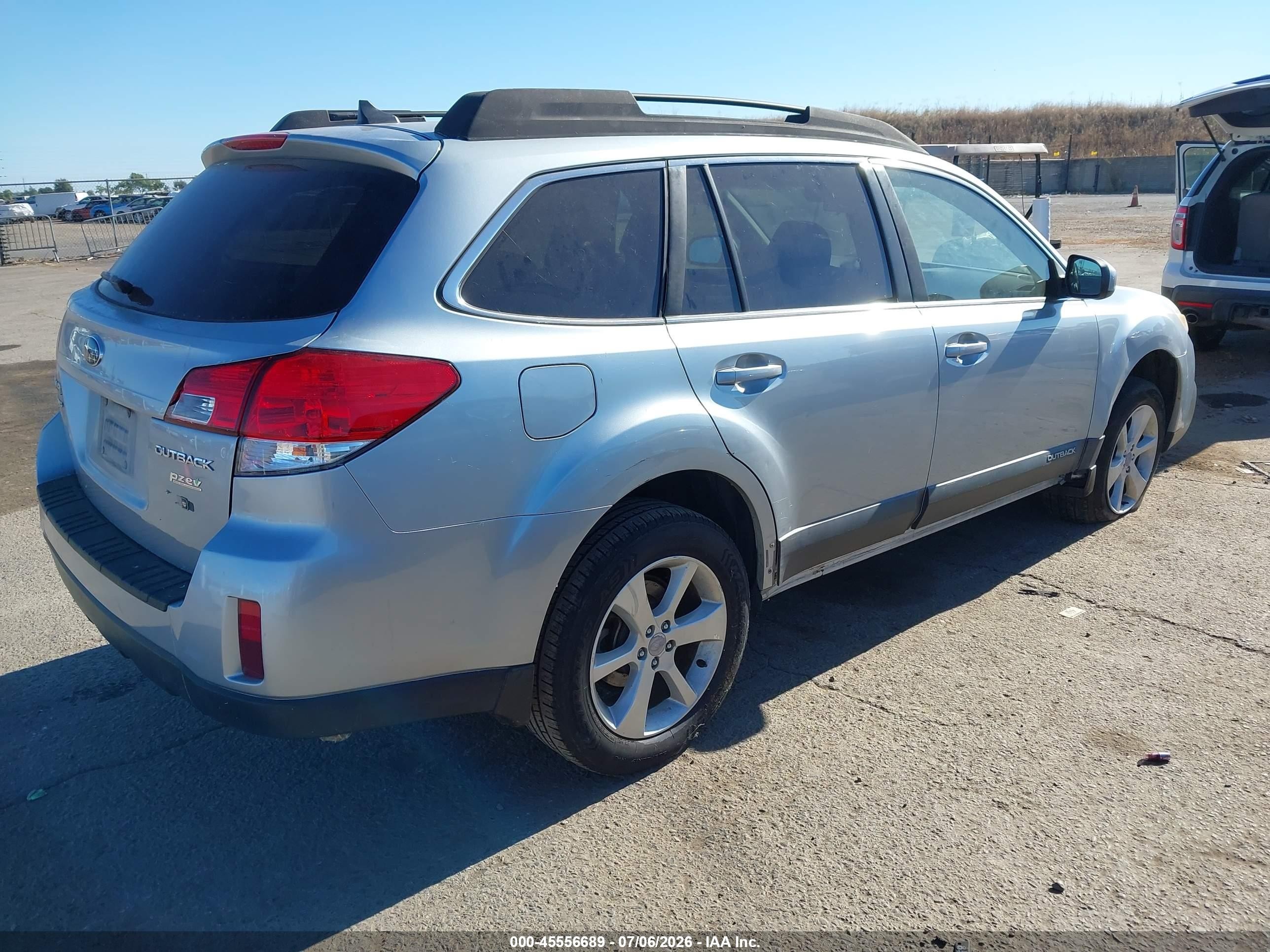 2014 Subaru Outback 2.5i Premium Silver vin: 4S4BRBCC2E3202680