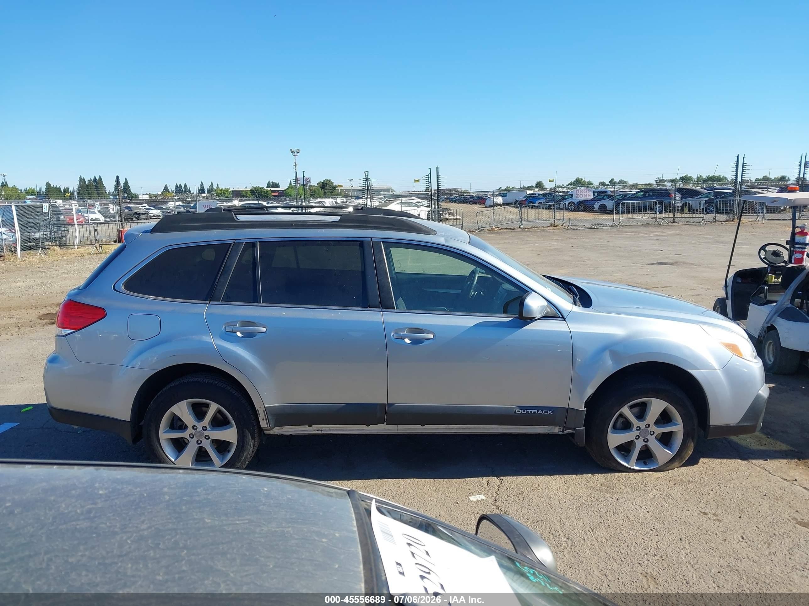2014 Subaru Outback 2.5i Premium Silver vin: 4S4BRBCC2E3202680
