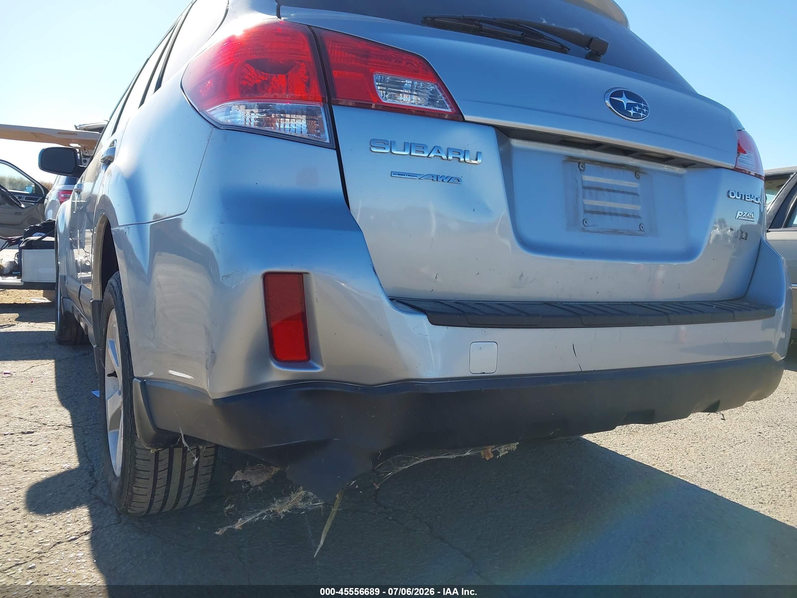 2014 Subaru Outback 2.5i Premium Silver vin: 4S4BRBCC2E3202680