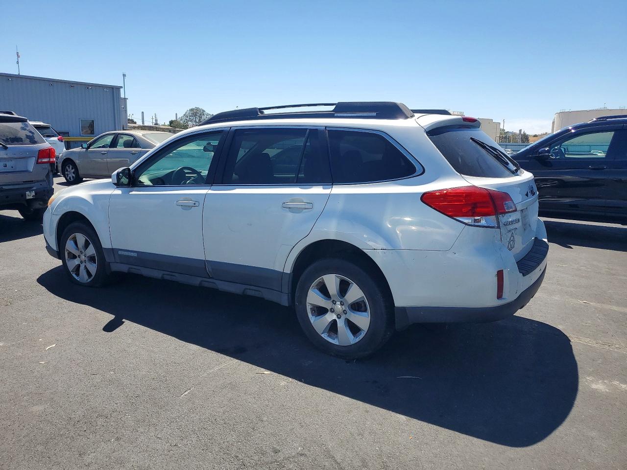 2010 Subaru Outback 2.5i Premium White vin: 4S4BRBCC3A3327715