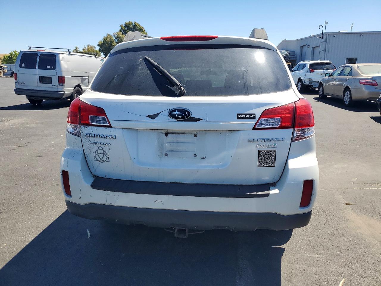 2010 Subaru Outback 2.5i Premium White vin: 4S4BRBCC3A3327715