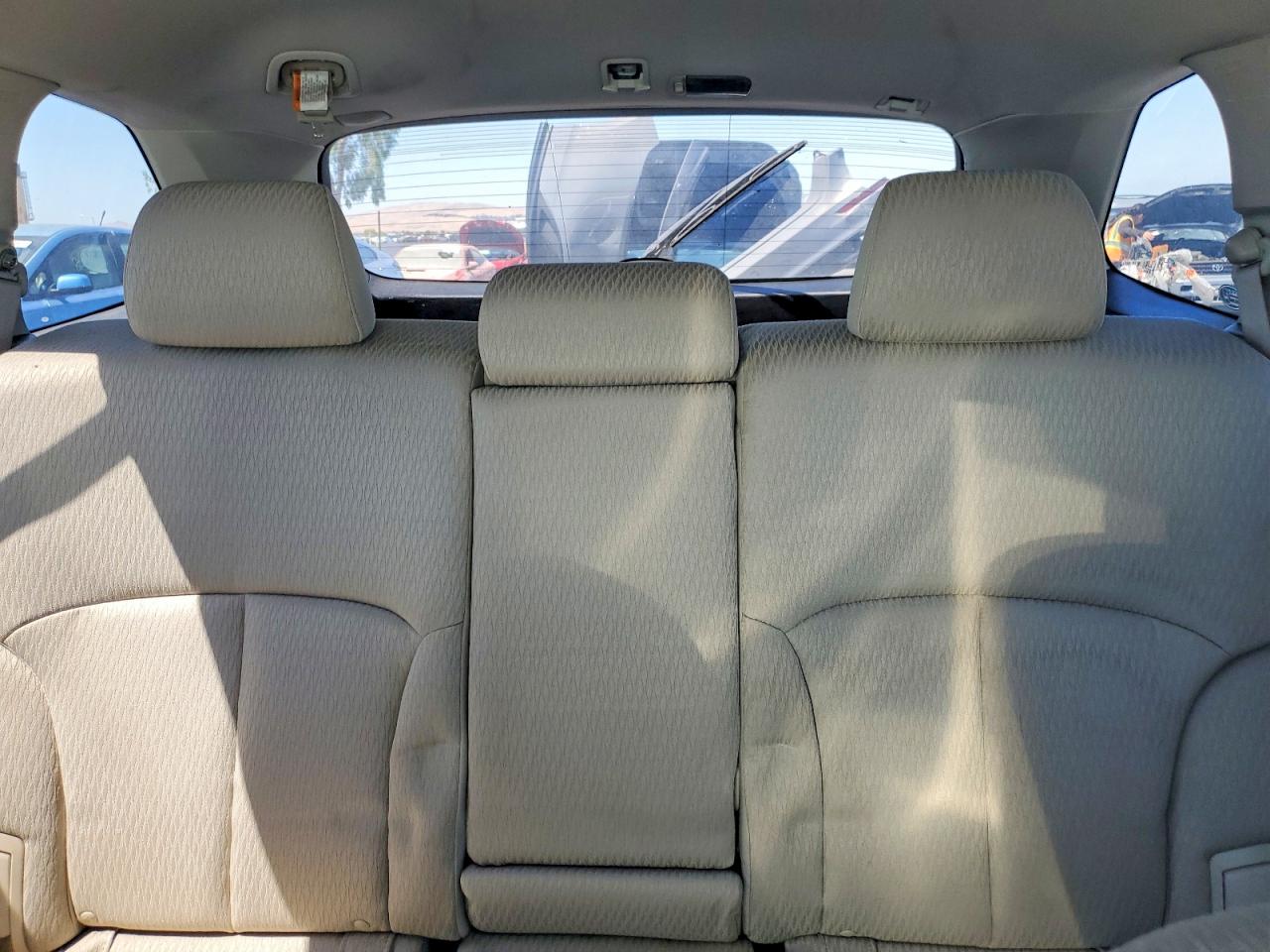 2010 Subaru Outback 2.5i Premium White vin: 4S4BRBCC3A3327715