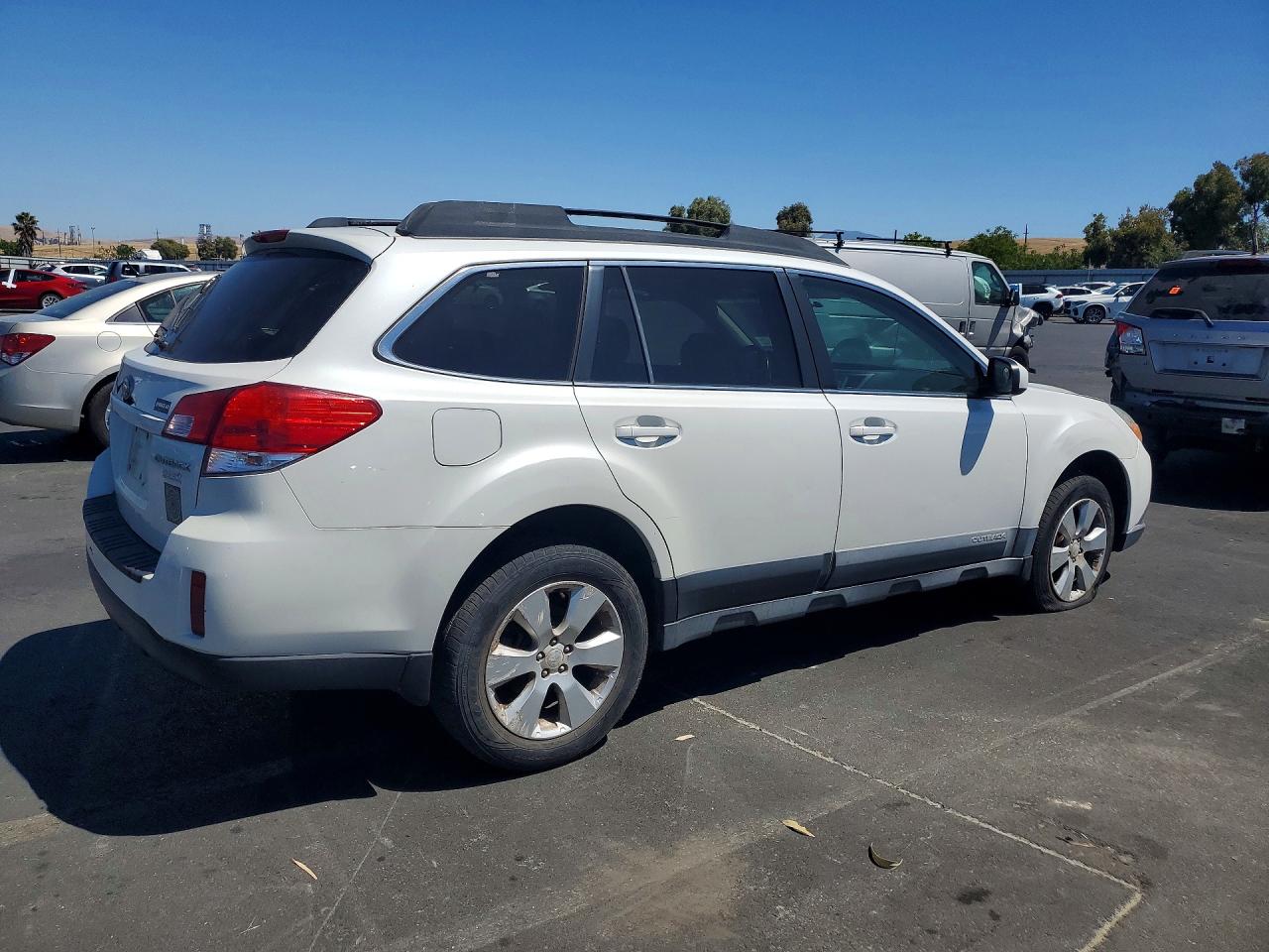 2010 Subaru Outback 2.5i Premium White vin: 4S4BRBCC3A3327715