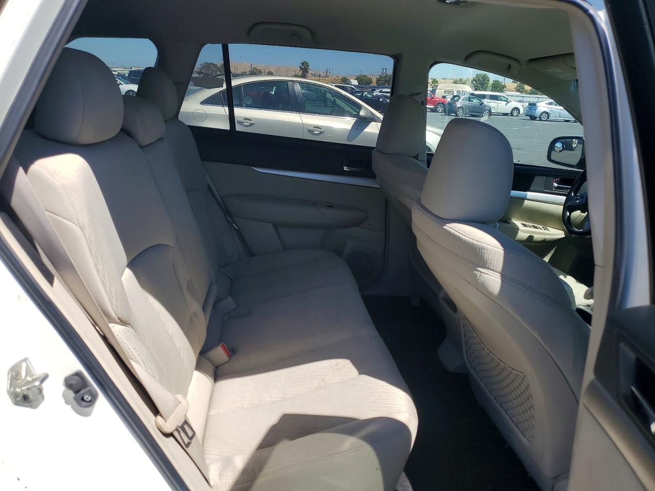 2010 Subaru Outback 2.5i Premium White vin: 4S4BRBCC3A3327715