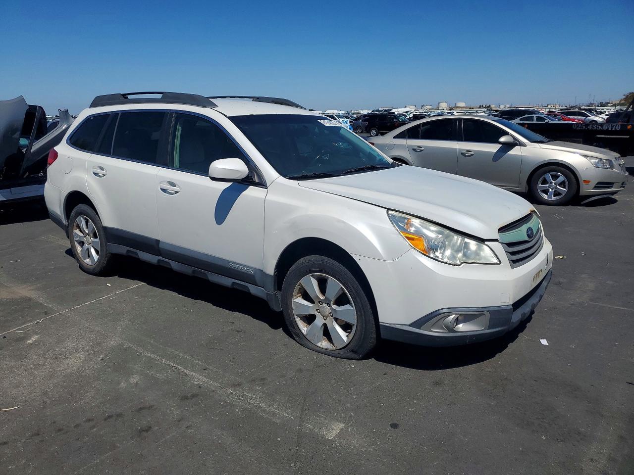 2010 Subaru Outback 2.5i Premium White vin: 4S4BRBCC3A3327715