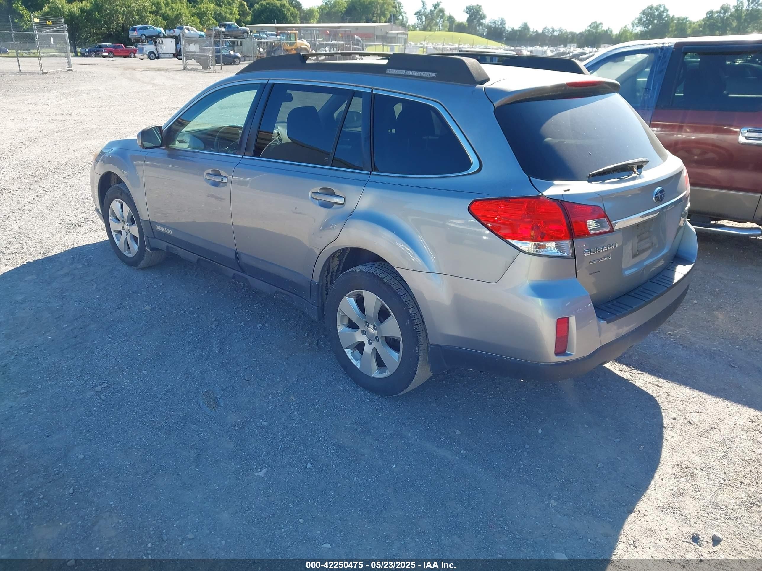 2011 Subaru Outback 2.5i Premium Серебряный vin: 4S4BRBCC3B3337257