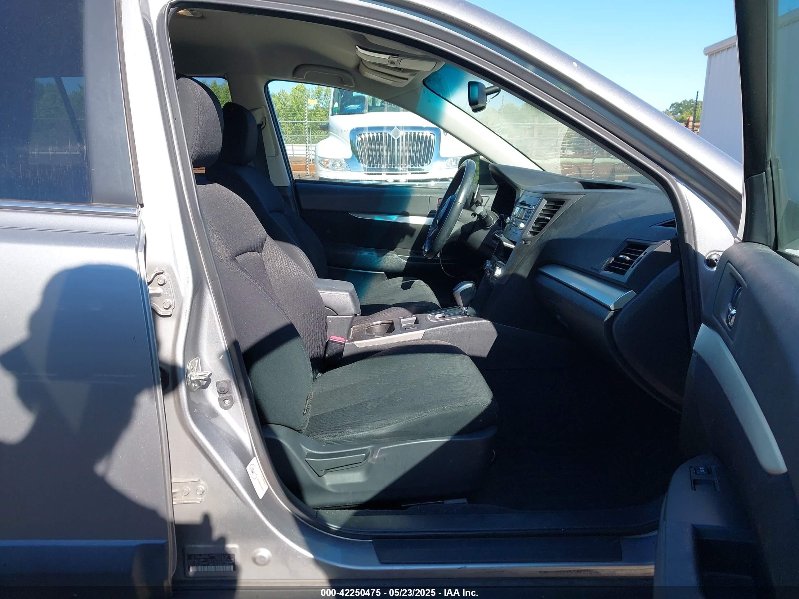 2011 Subaru Outback 2.5i Premium Серебряный vin: 4S4BRBCC3B3337257