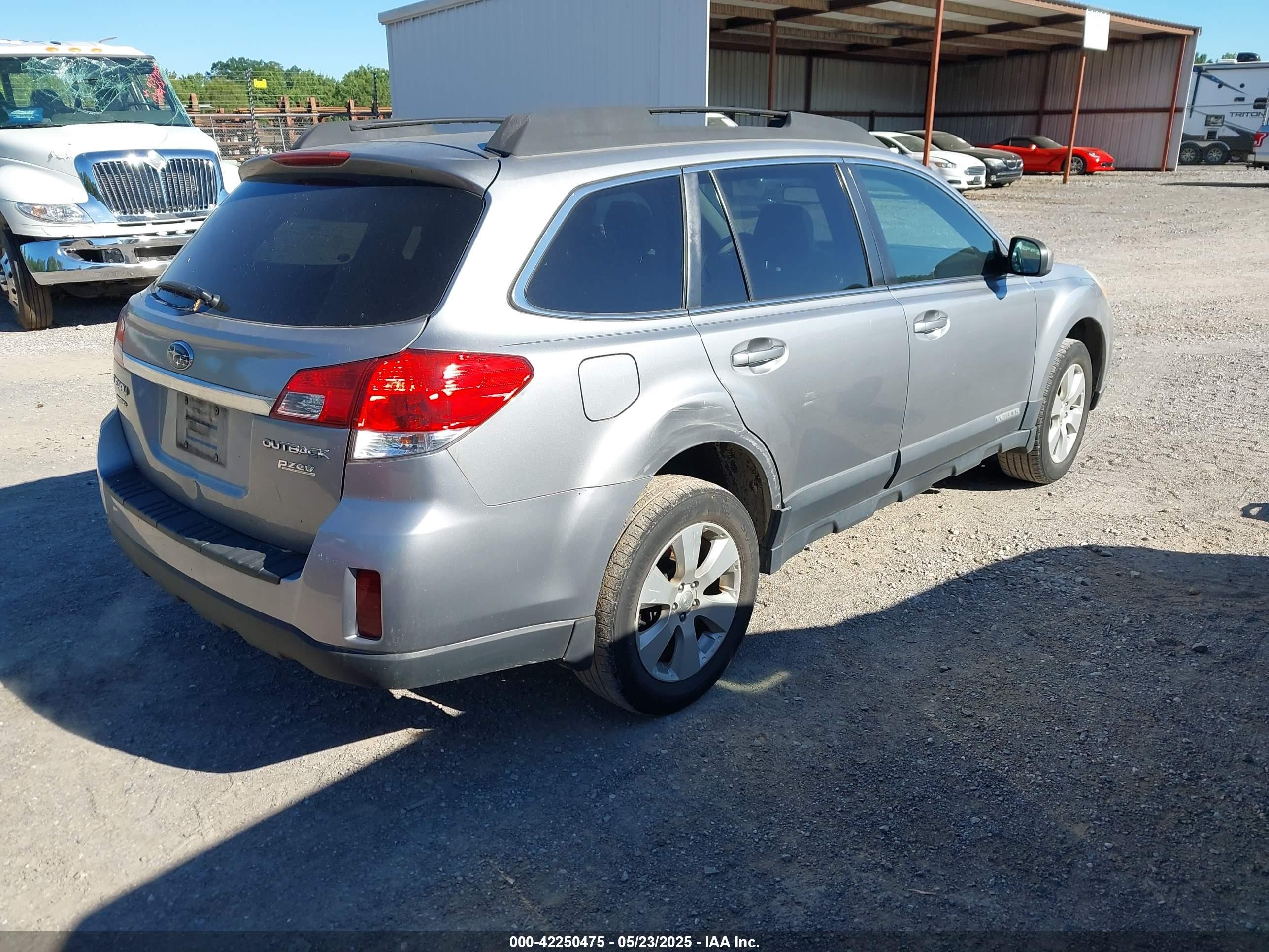 2011 Subaru Outback 2.5i Premium Серебряный vin: 4S4BRBCC3B3337257