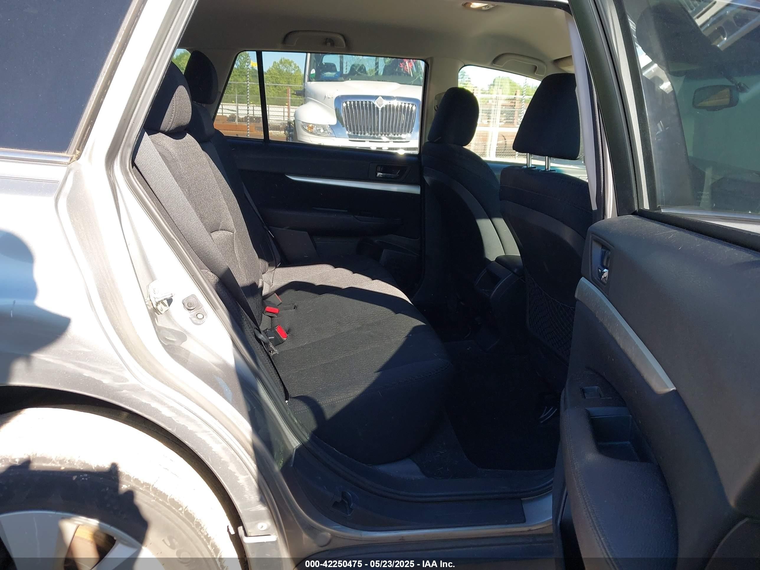 2011 Subaru Outback 2.5i Premium Серебряный vin: 4S4BRBCC3B3337257