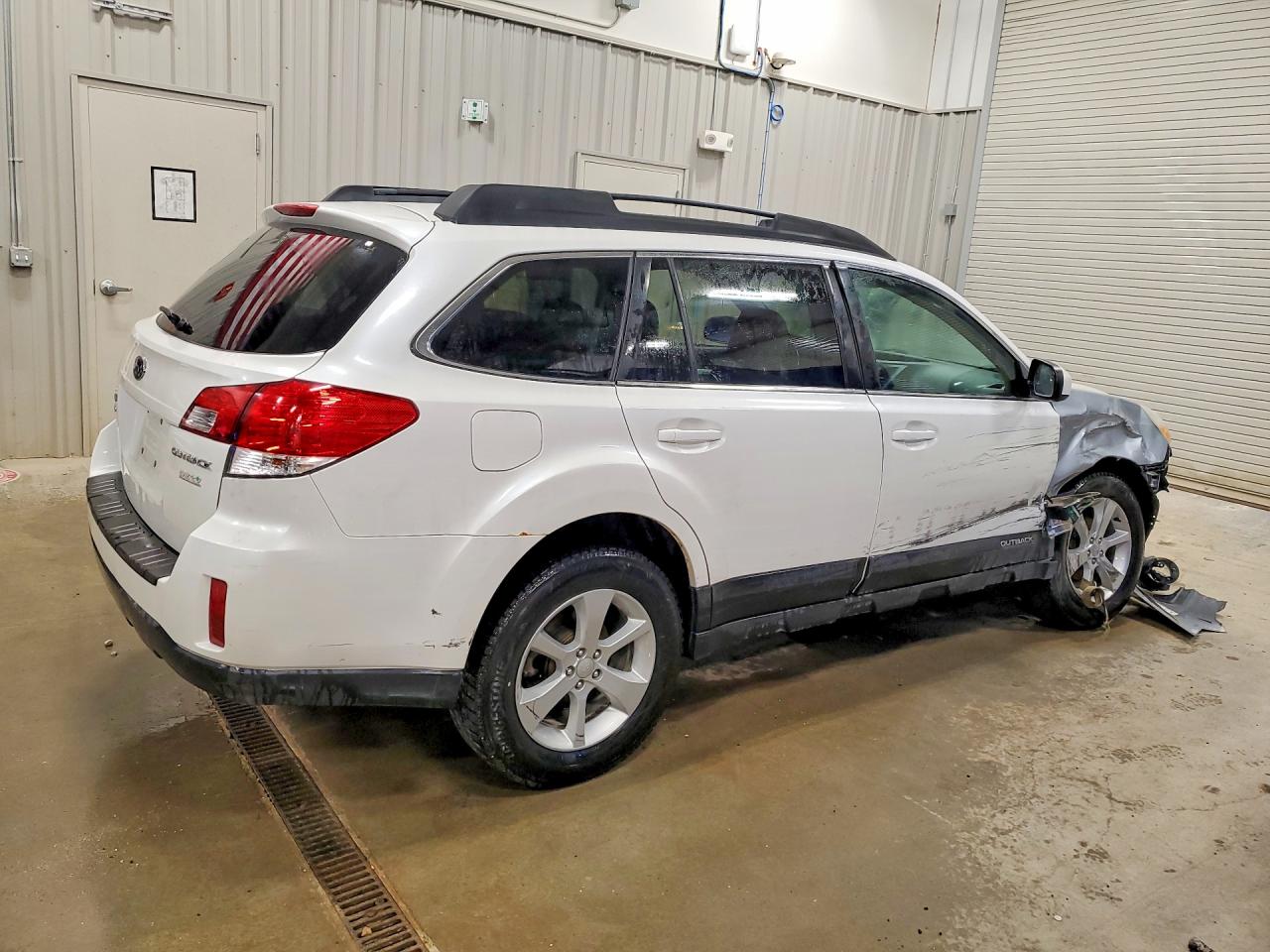 2013 Subaru Outback 2.5i Premium White vin: 4S4BRBCC3D3251577