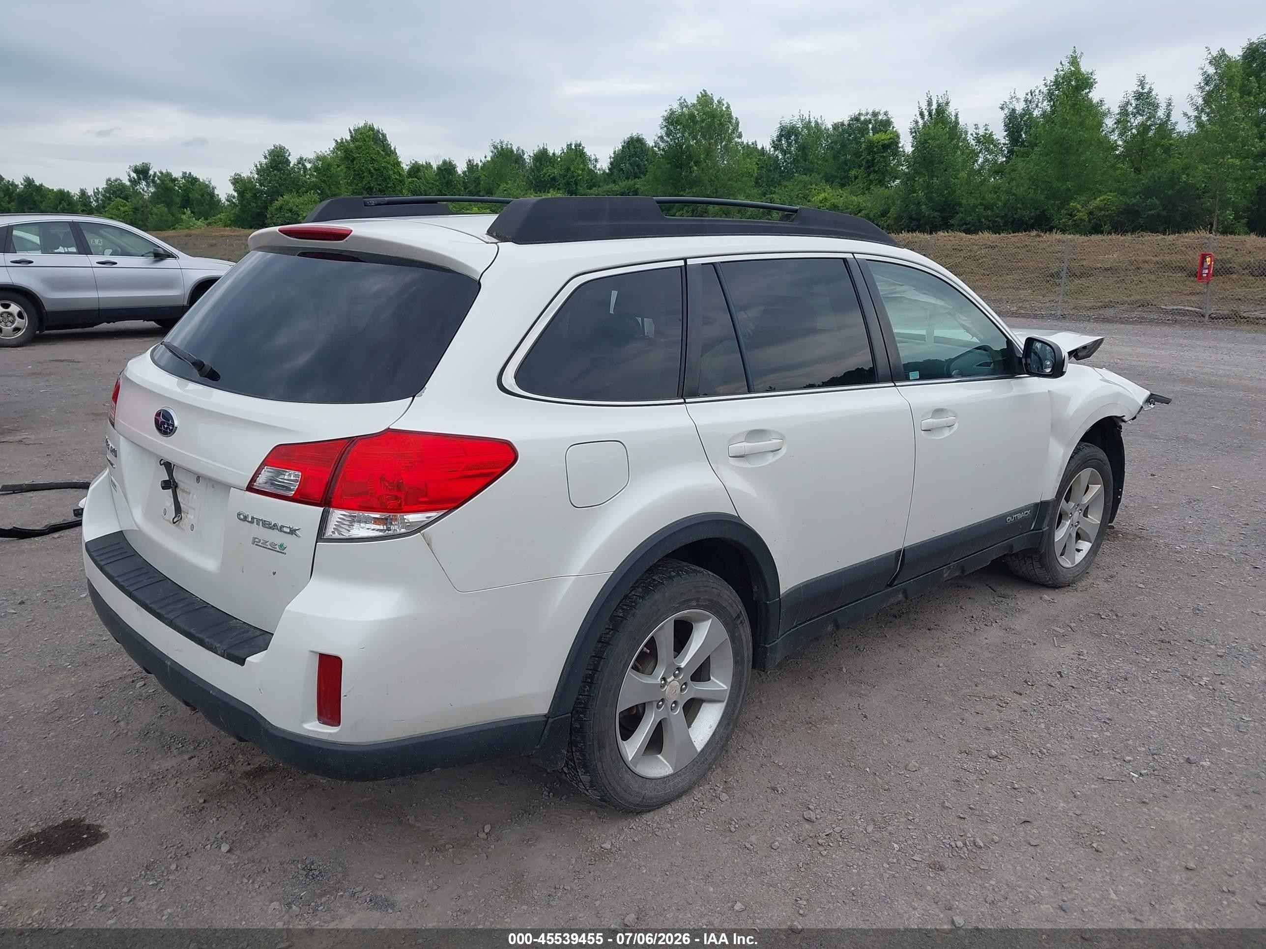 2013 Subaru Outback 2.5i Premium White vin: 4S4BRBCC3D3271389