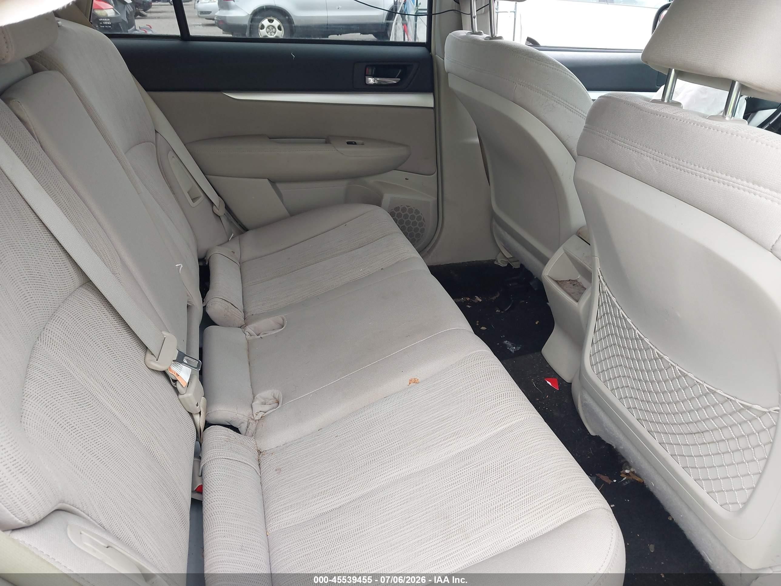 2013 Subaru Outback 2.5i Premium White vin: 4S4BRBCC3D3271389