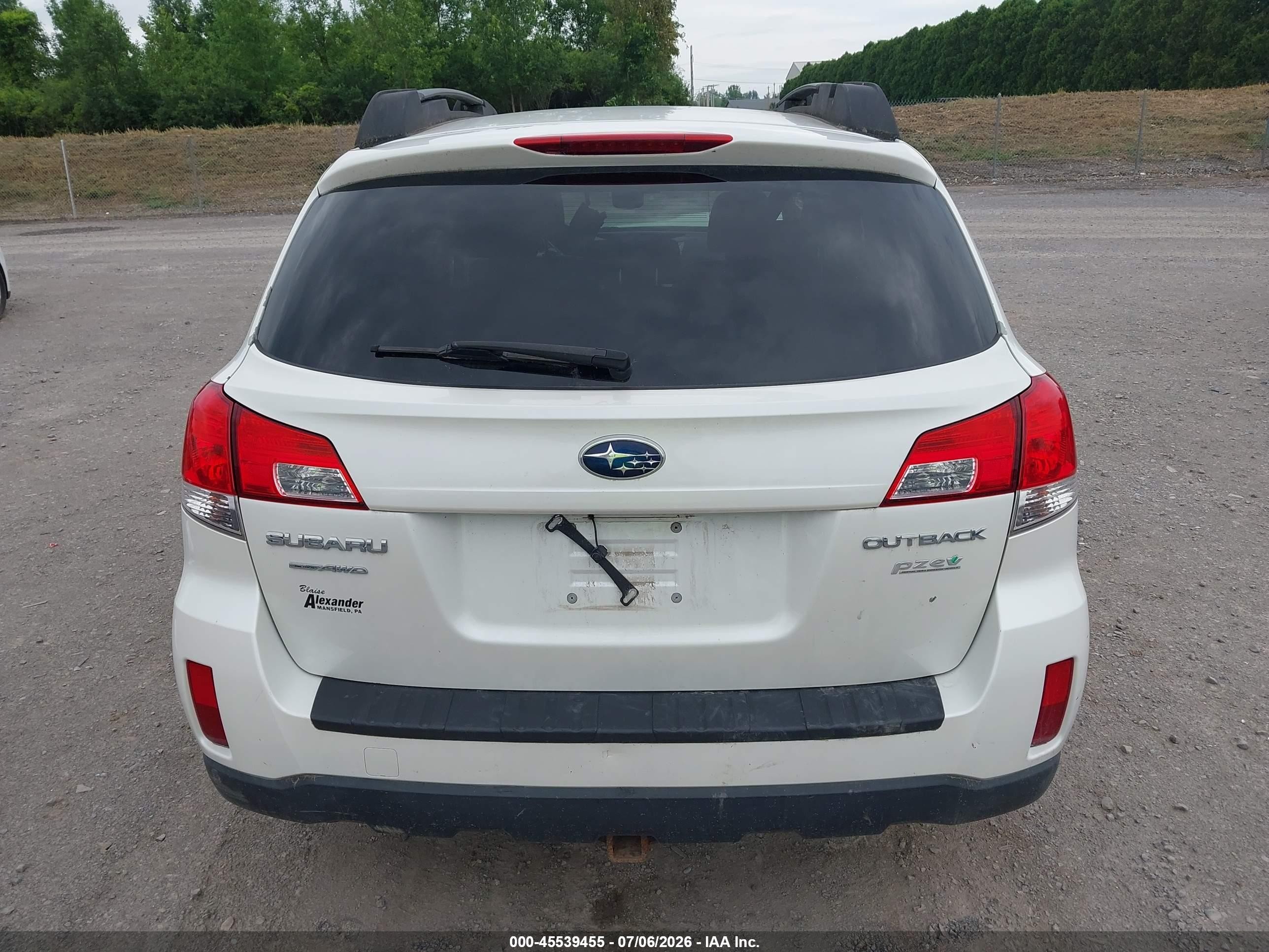 2013 Subaru Outback 2.5i Premium White vin: 4S4BRBCC3D3271389