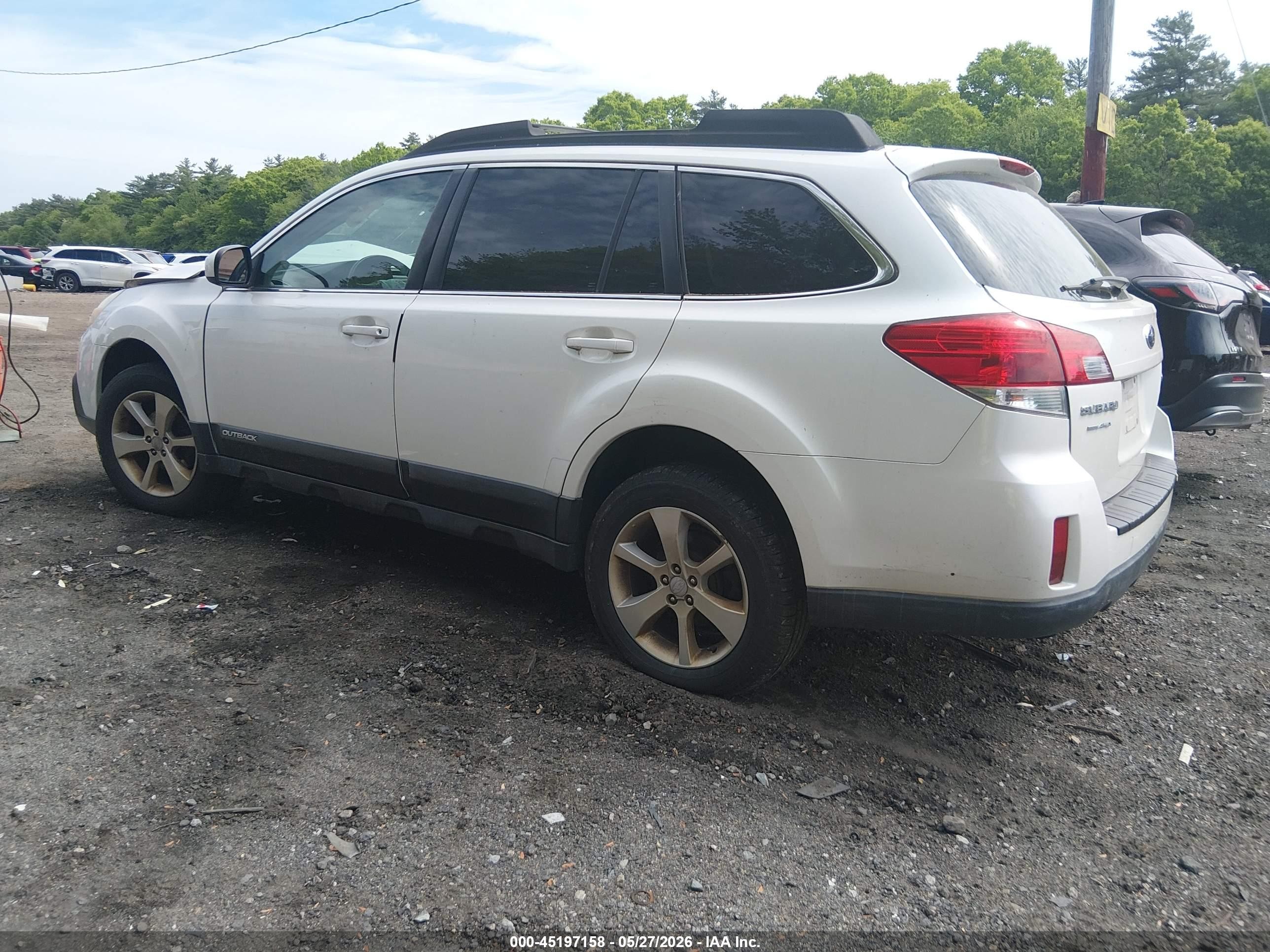 2013 Subaru Outback 2.5i Premium White vin: 4S4BRBCC3D3302723