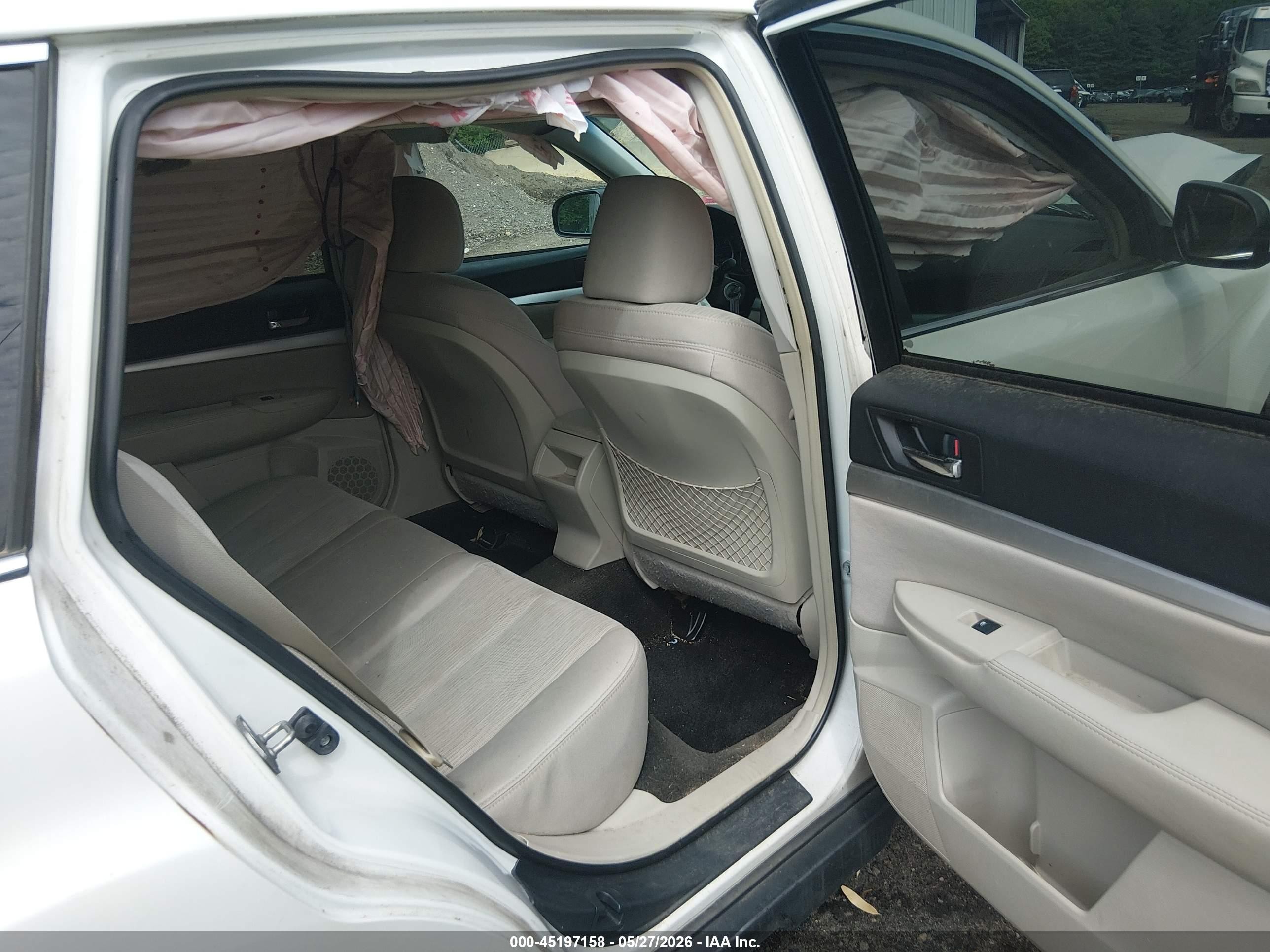 2013 Subaru Outback 2.5i Premium White vin: 4S4BRBCC3D3302723