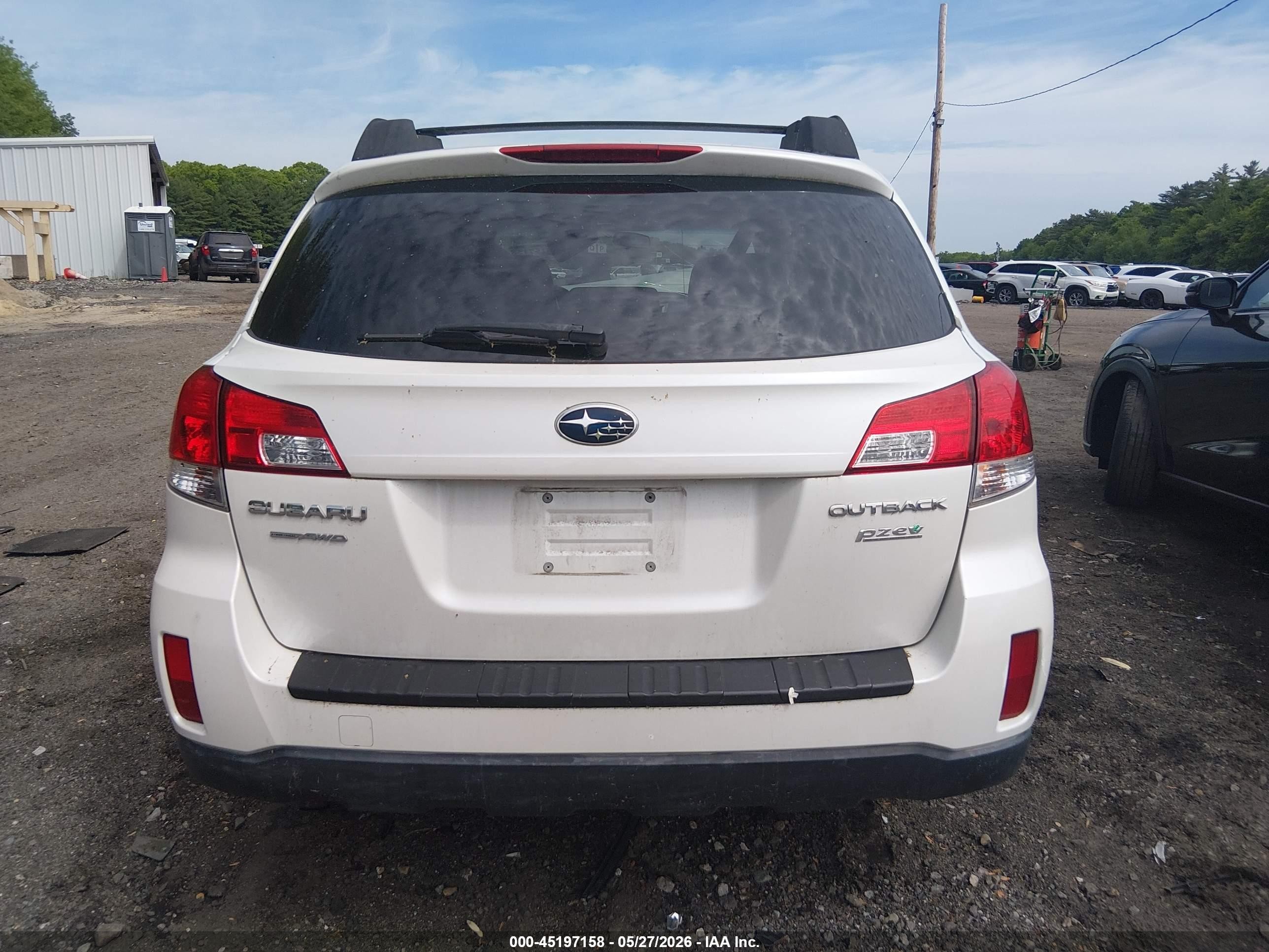 2013 Subaru Outback 2.5i Premium White vin: 4S4BRBCC3D3302723