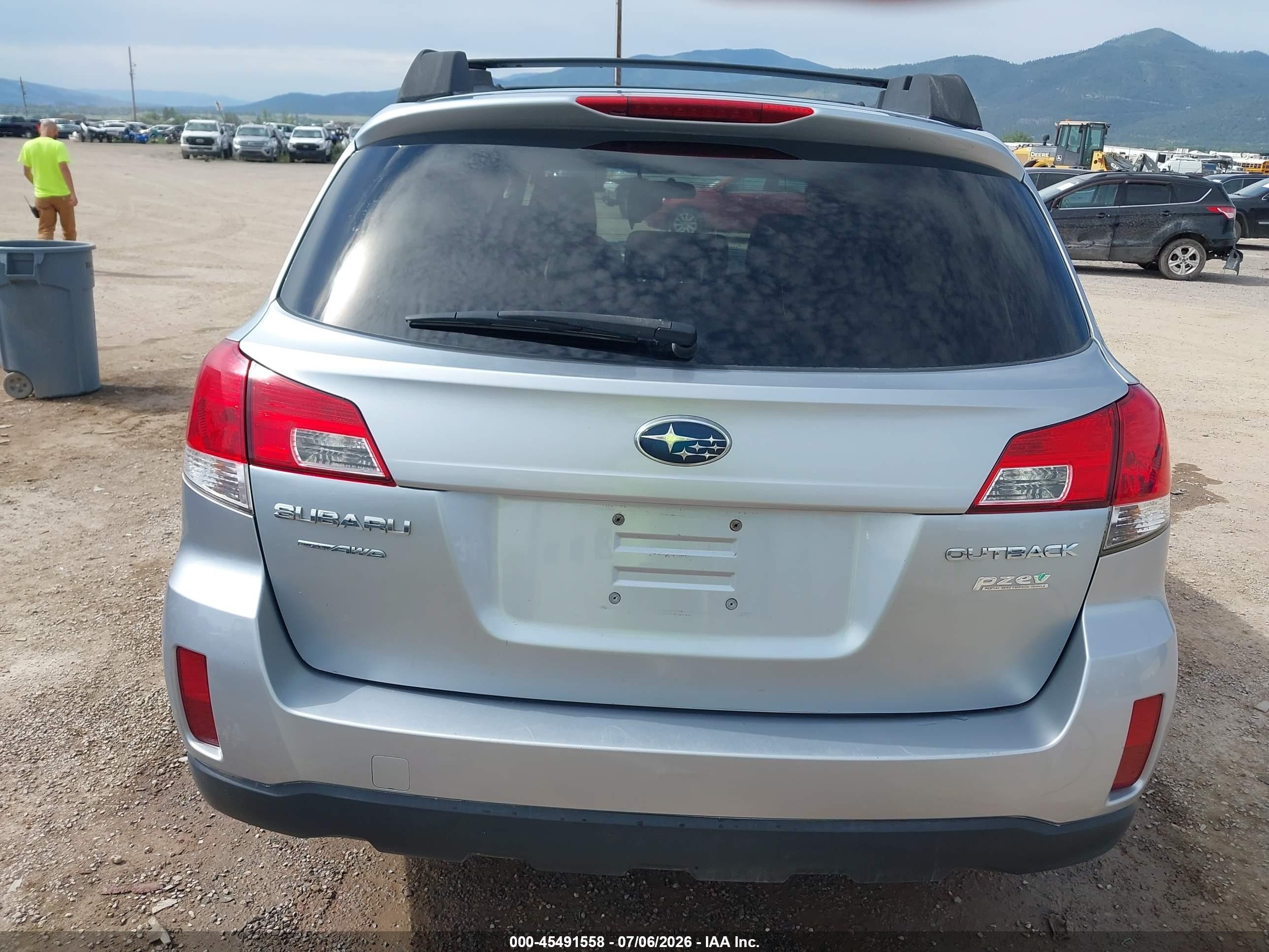 2013 Subaru Outback 2.5i Premium Silver vin: 4S4BRBCC3D3315097