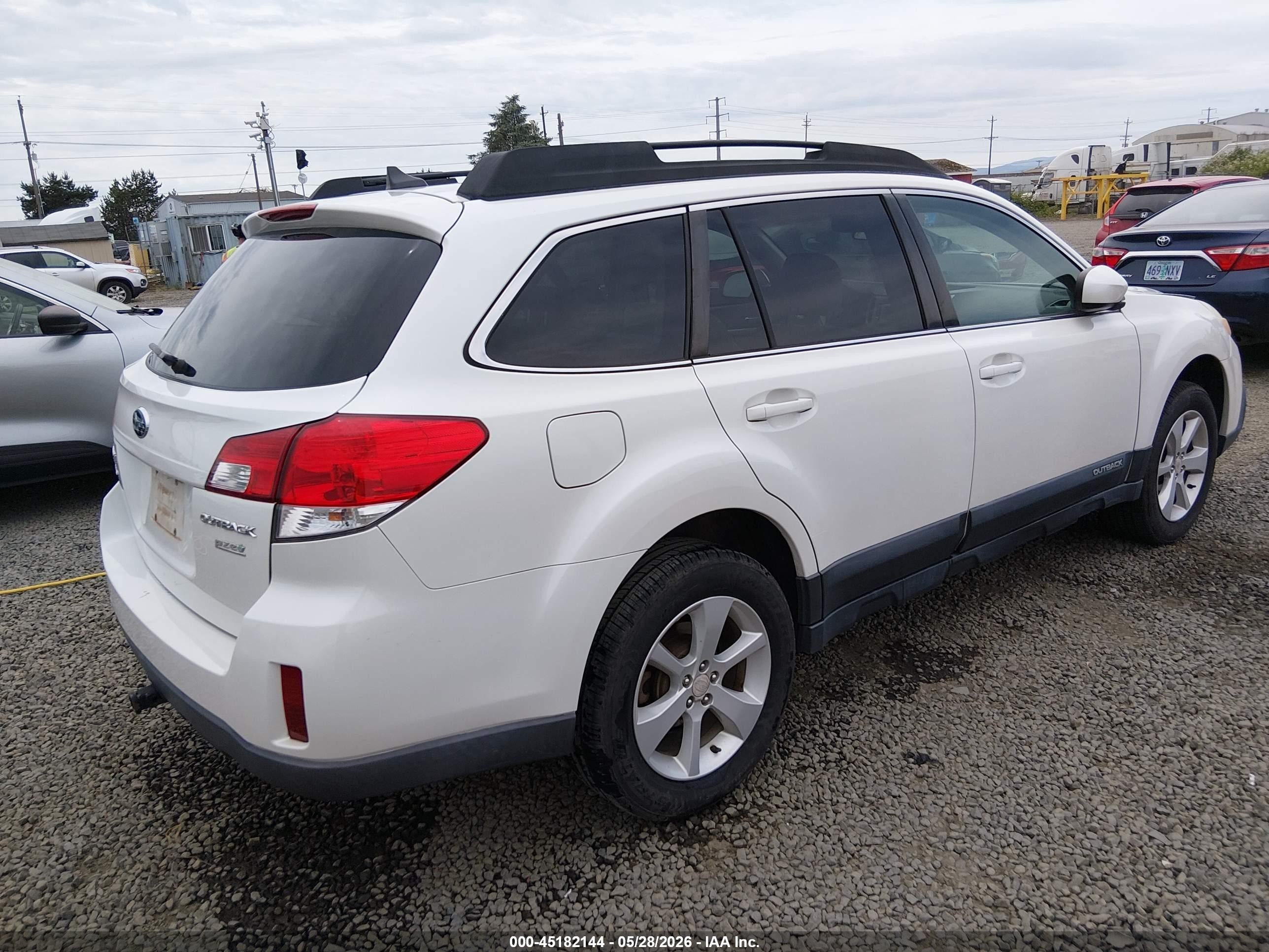 2014 Subaru Outback 2.5i Premium White vin: 4S4BRBCC3E3202185