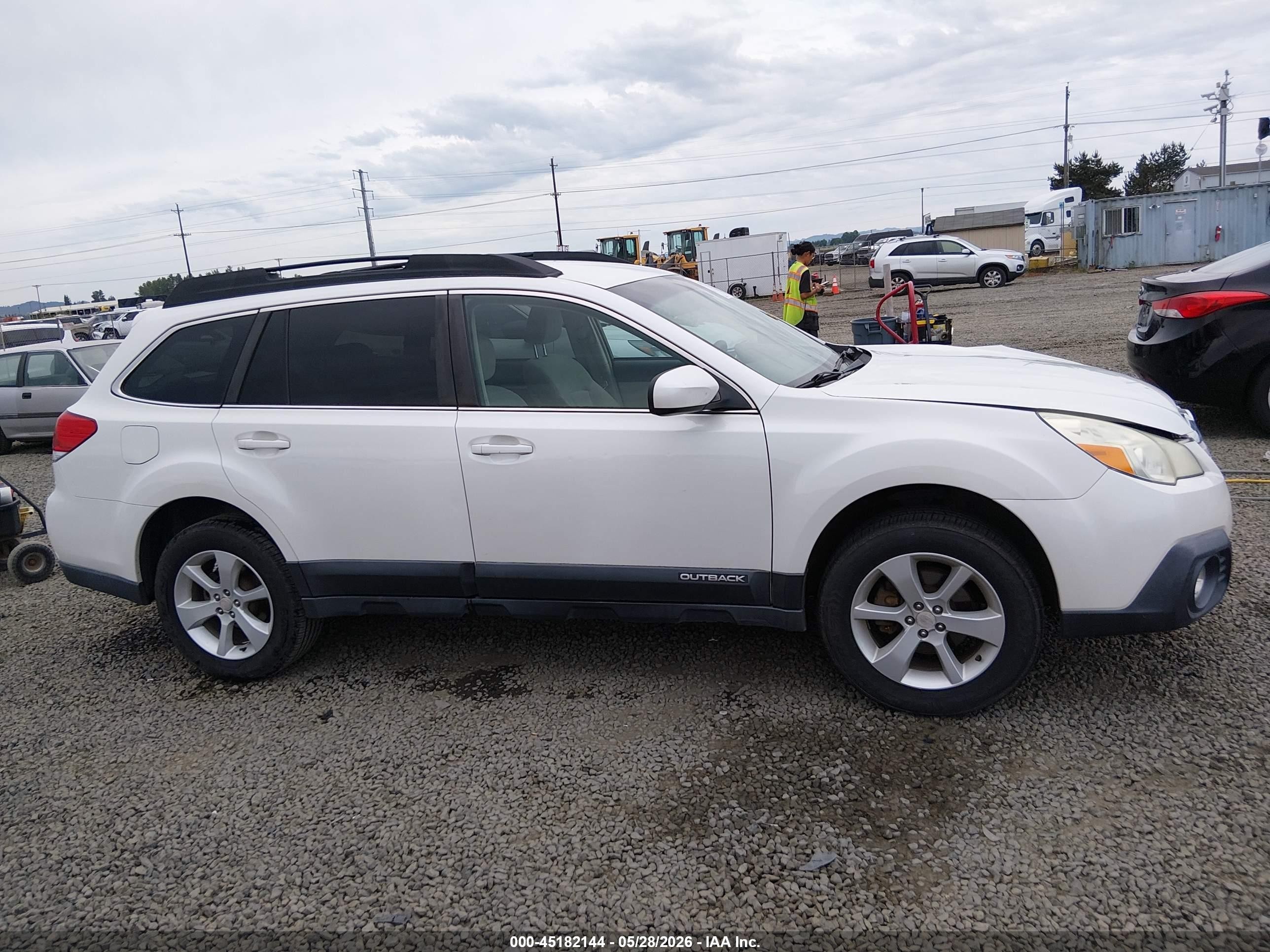 2014 Subaru Outback 2.5i Premium White vin: 4S4BRBCC3E3202185