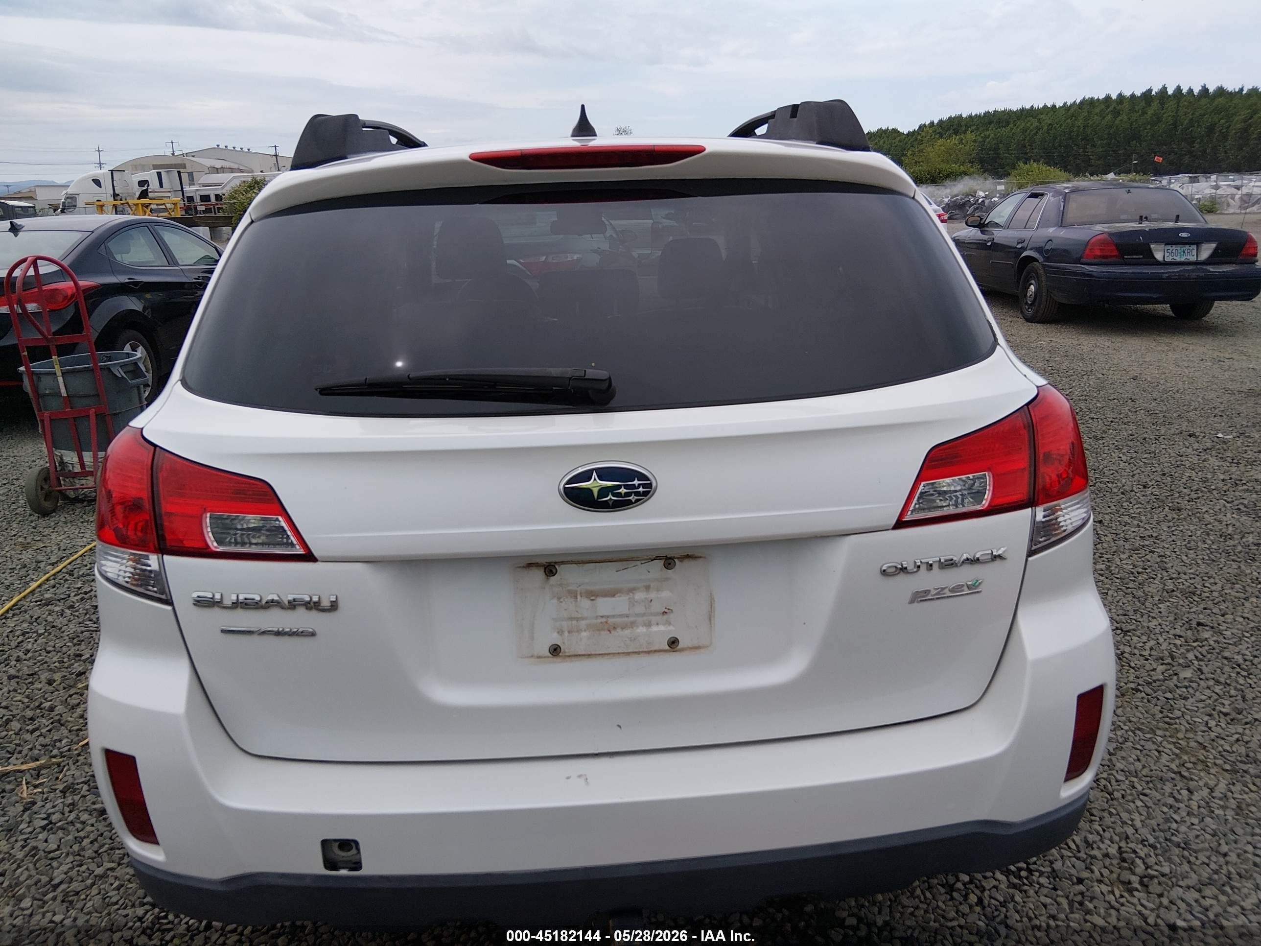 2014 Subaru Outback 2.5i Premium White vin: 4S4BRBCC3E3202185