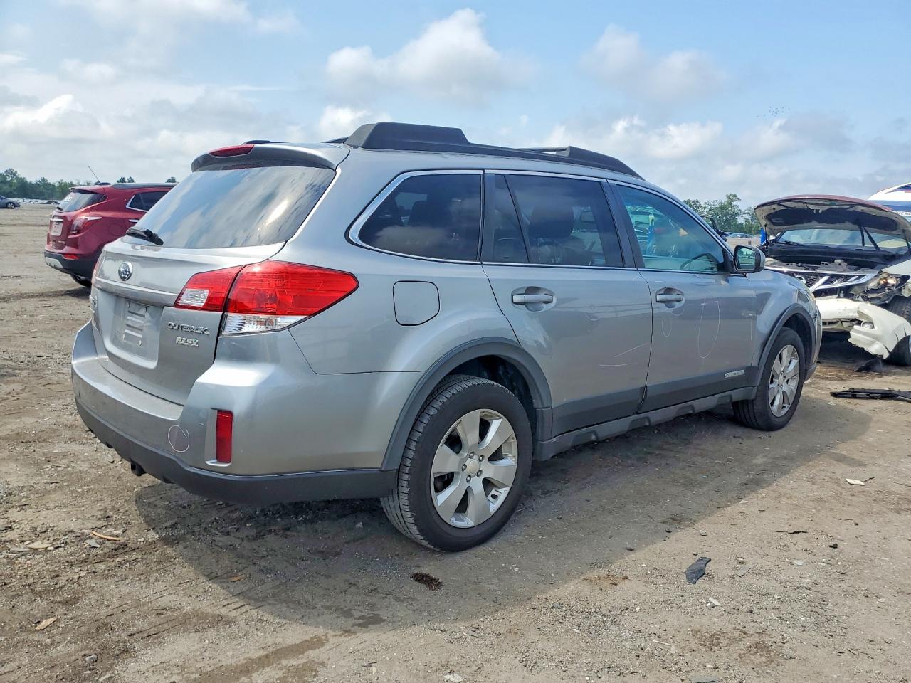 2011 Subaru Outback 2.5i Premium Silver vin: 4S4BRBCC4B3380358