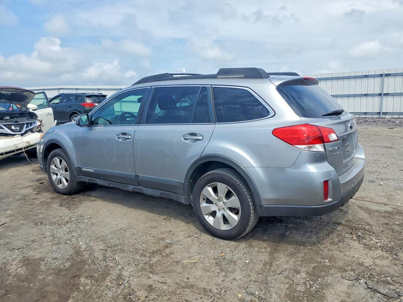 2011 Subaru Outback 2.5i Premium Silver vin: 4S4BRBCC4B3380358