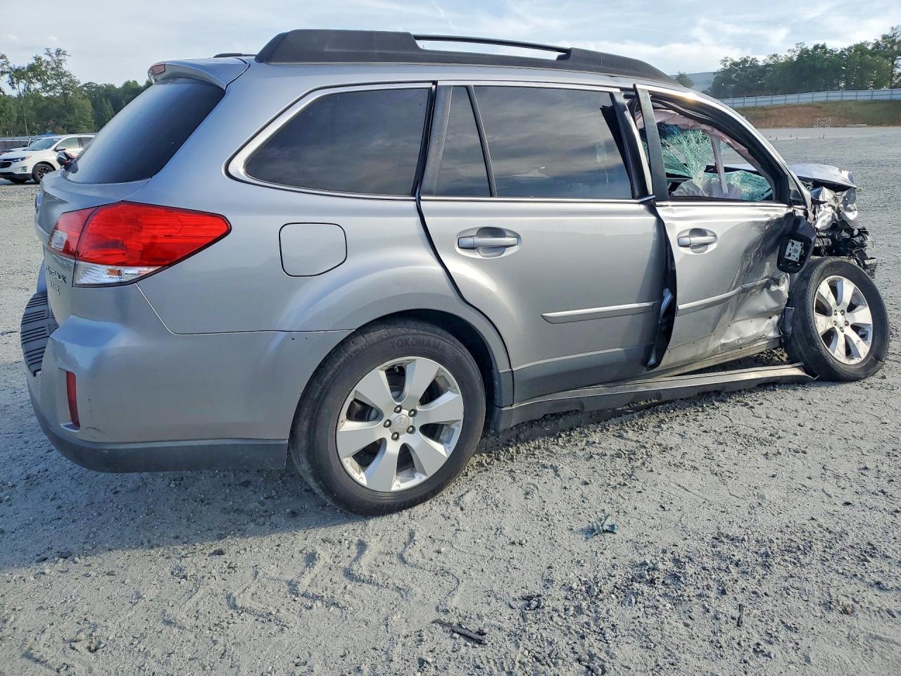 2011 Subaru Outback 2.5i Premium Серебряный vin: 4S4BRBCC4B3396012
