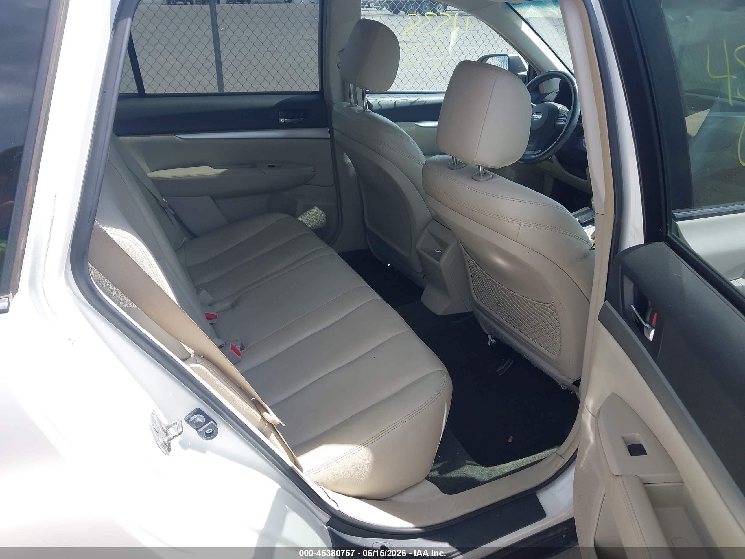 2012 Subaru Outback 2.5i Premium Белый vin: 4S4BRBCC4C3221650