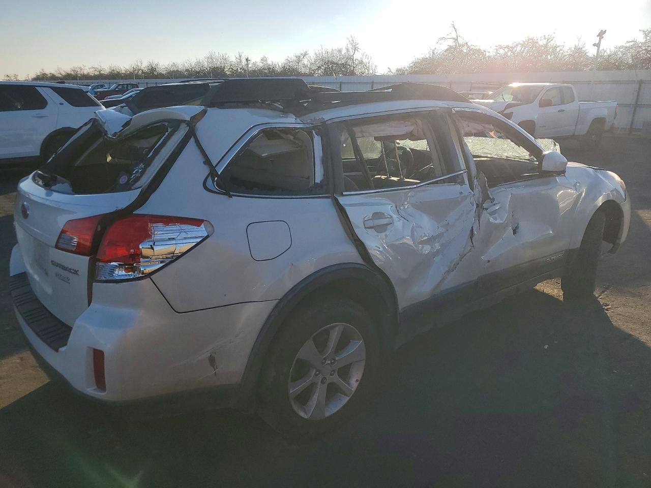 2014 Subaru Outback 2.5i Premium White vin: 4S4BRBCC4E3254909