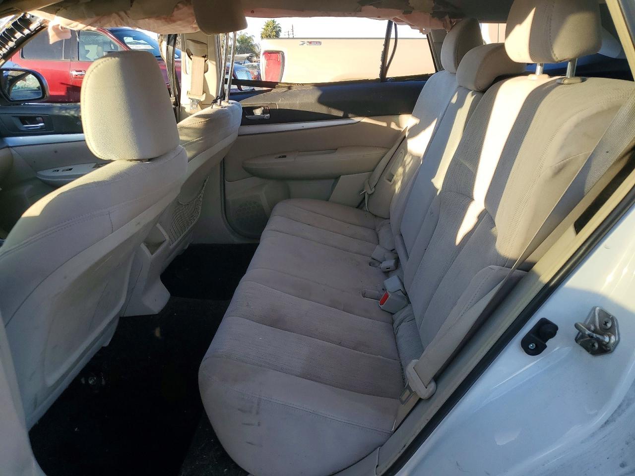 2014 Subaru Outback 2.5i Premium White vin: 4S4BRBCC4E3254909