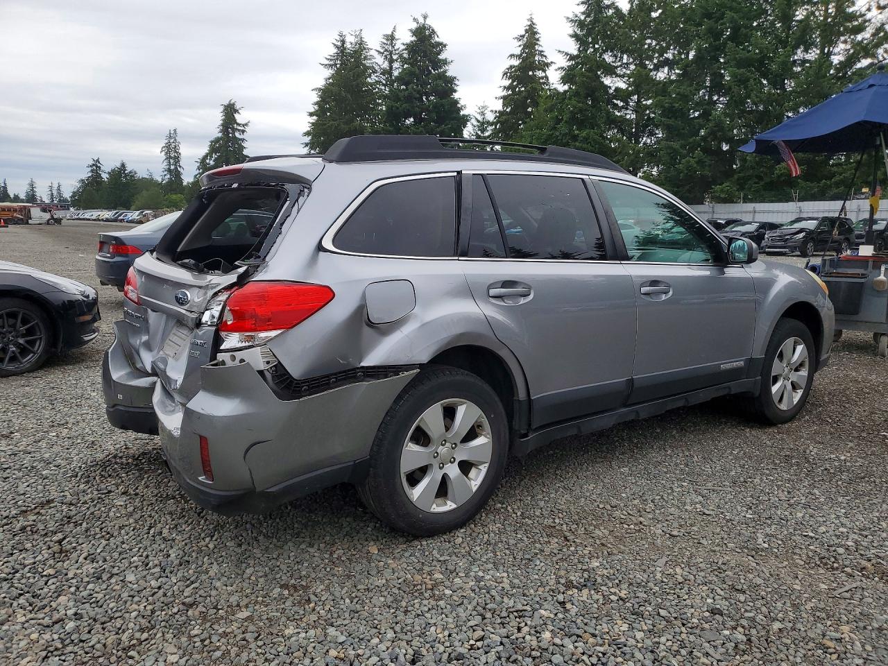 2011 Subaru Outback 2.5i Premium Silver vin: 4S4BRBCC5B3400360