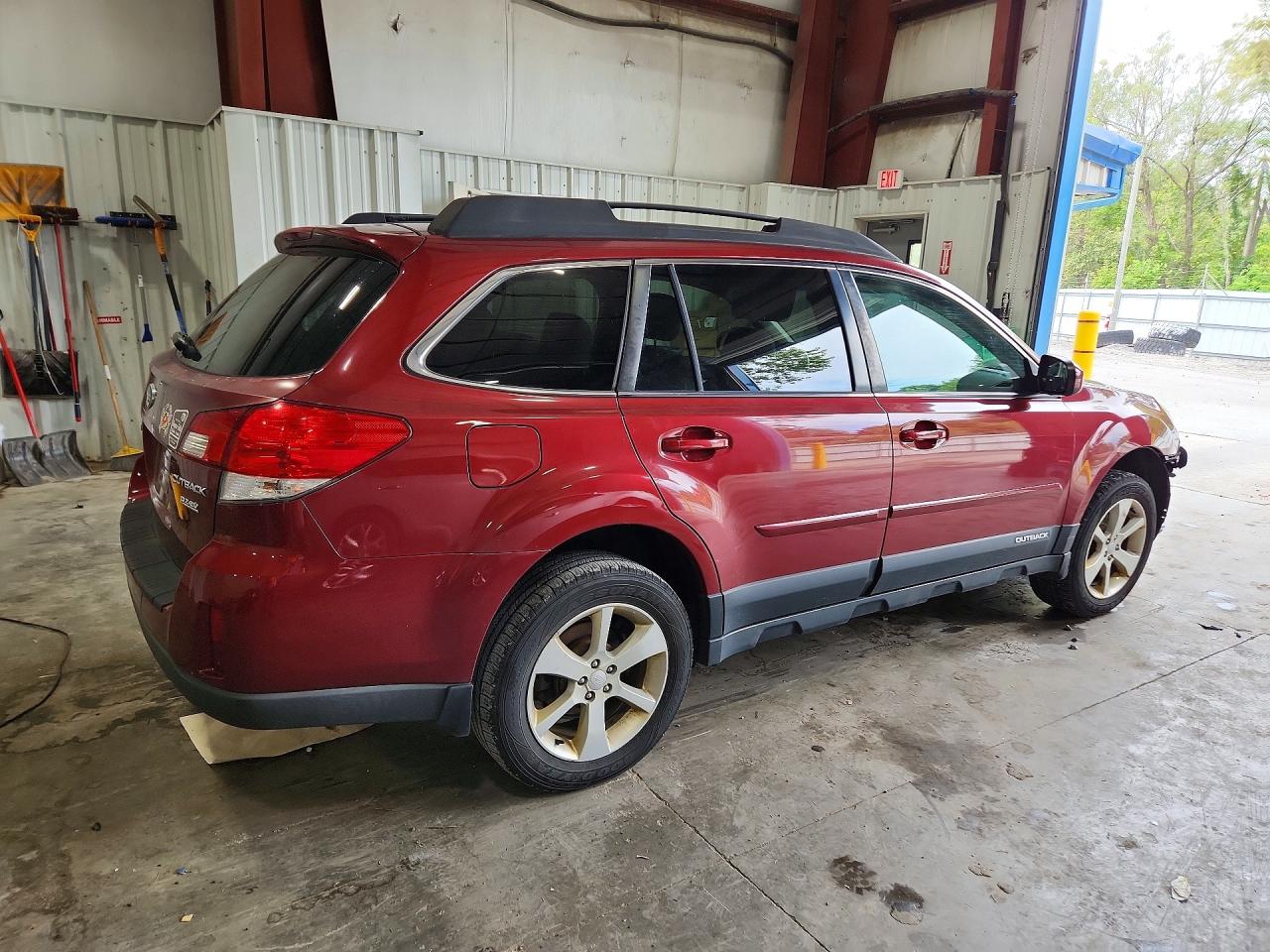 2013 Subaru Outback 2.5i Premium Red vin: 4S4BRBCC5D3243884
