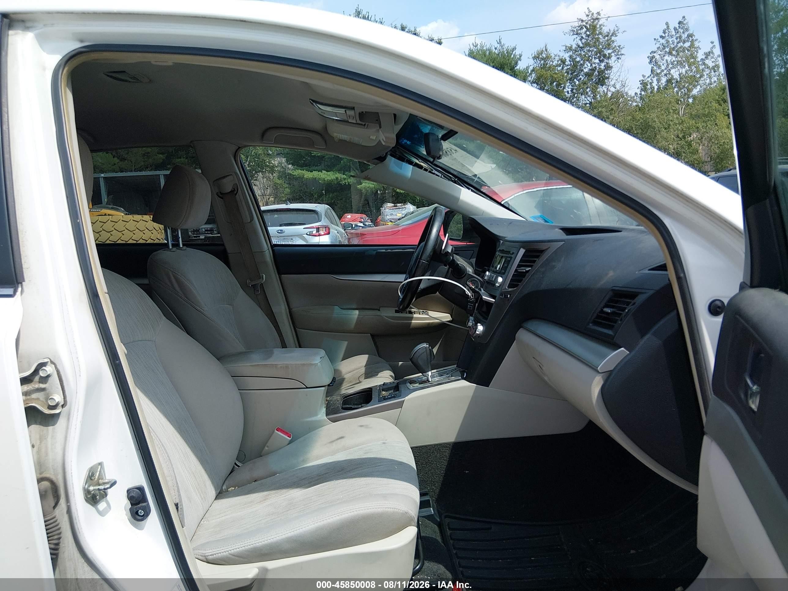 2013 Subaru Outback 2.5i Premium White vin: 4S4BRBCC5D3273922