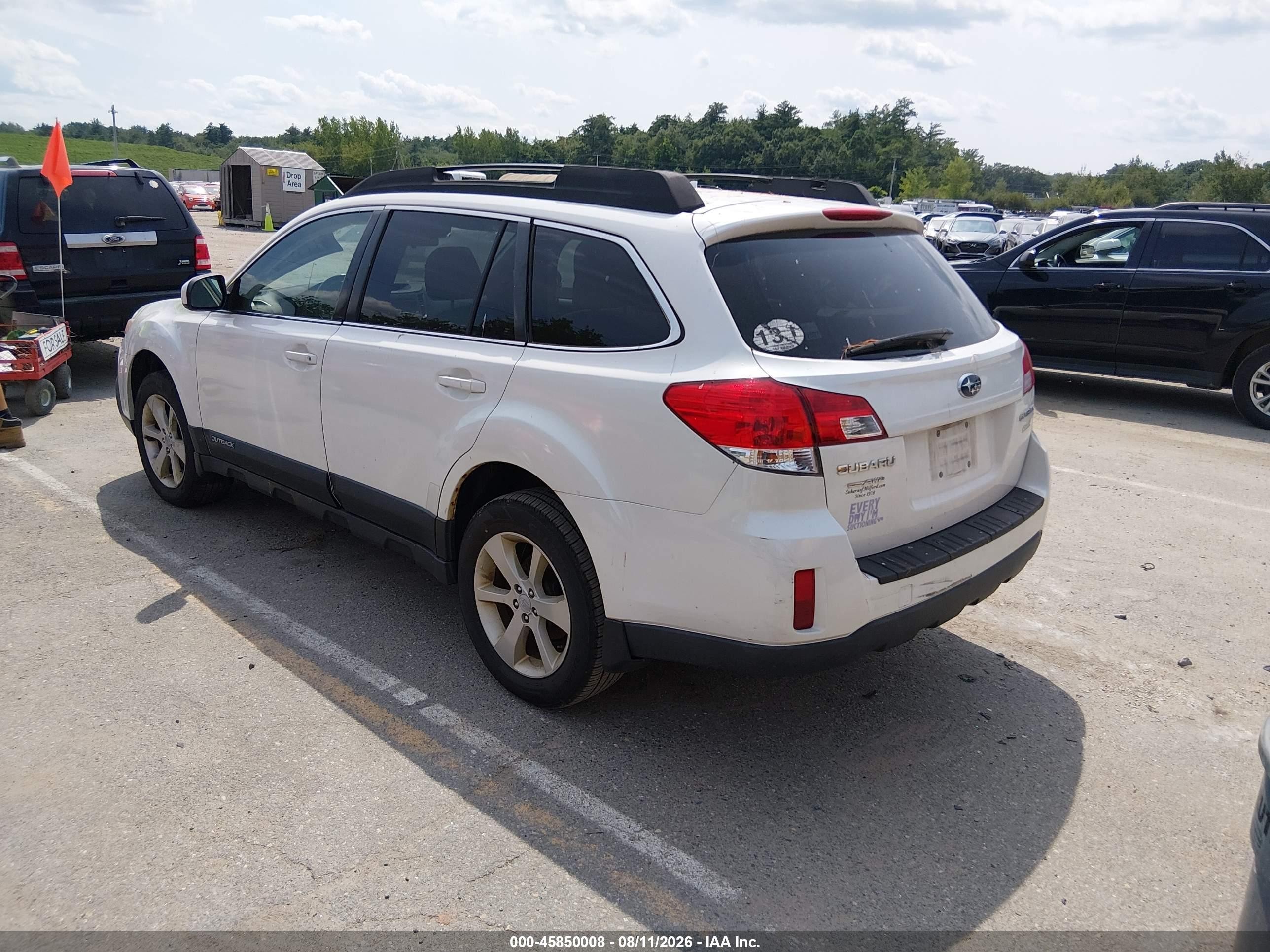 2013 Subaru Outback 2.5i Premium White vin: 4S4BRBCC5D3273922