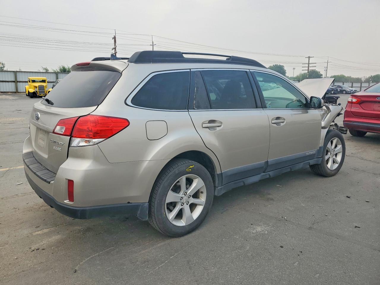 2014 Subaru Outback 2.5i Premium Золотой vin: 4S4BRBCC5E3231803