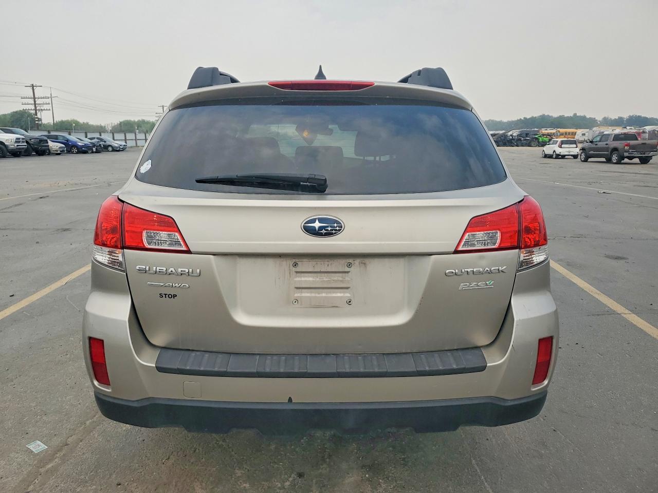 2014 Subaru Outback 2.5i Premium Золотой vin: 4S4BRBCC5E3231803