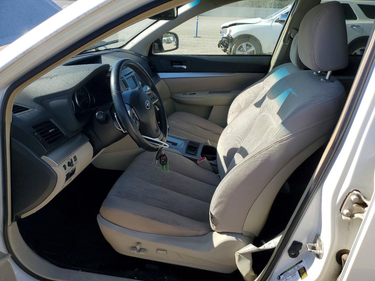 2014 Subaru Outback 2.5i Premium White vin: 4S4BRBCC5E3282153