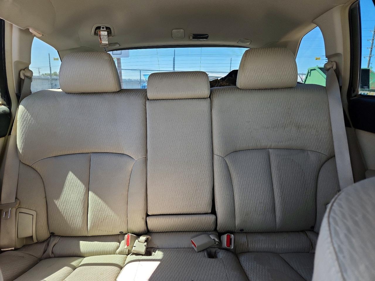 2011 Subaru Outback 2.5i Premium White vin: 4S4BRBCC6B1435940