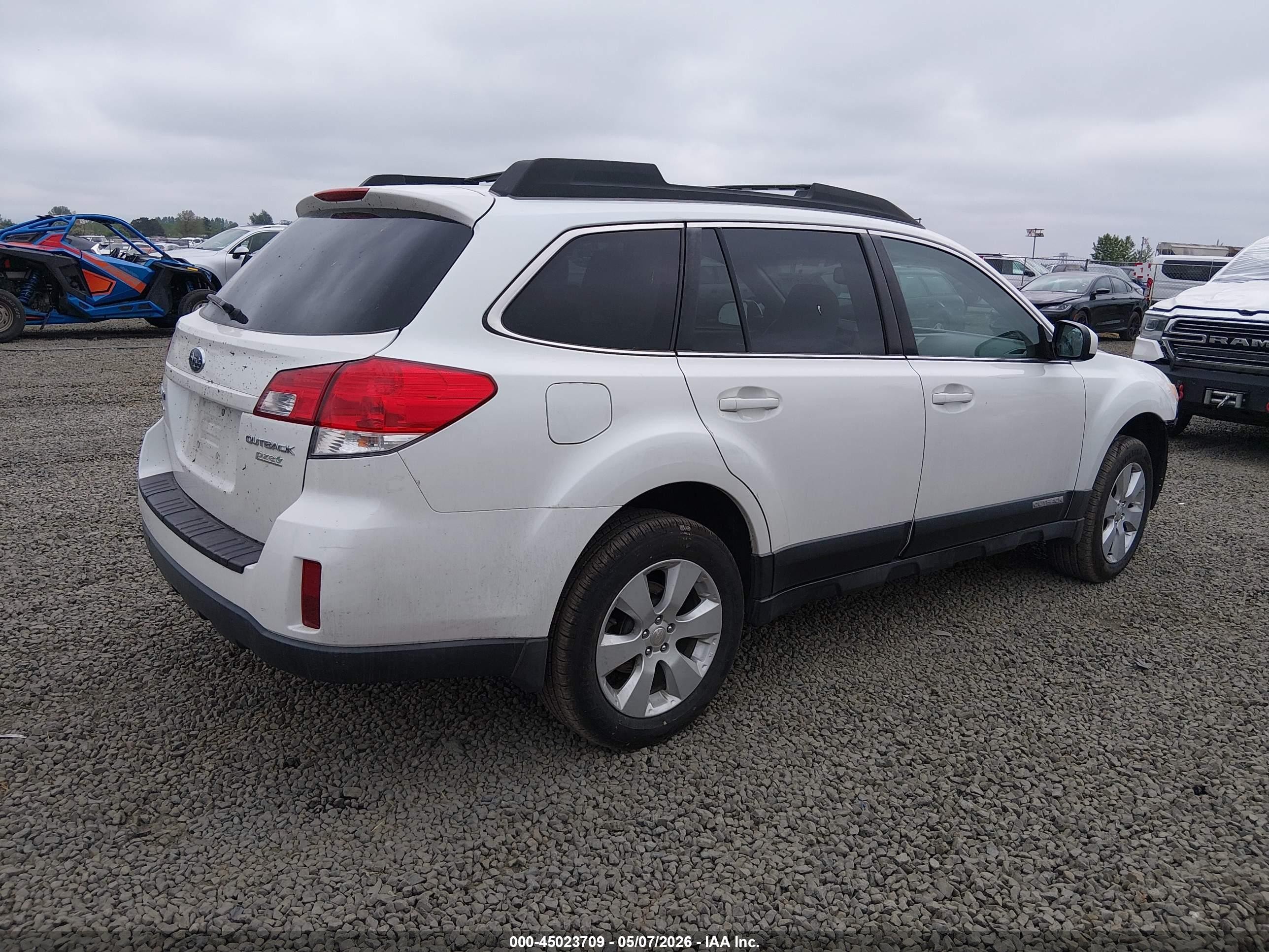 2011 Subaru Outback 2.5i Premium Белый vin: 4S4BRBCC6B3316385