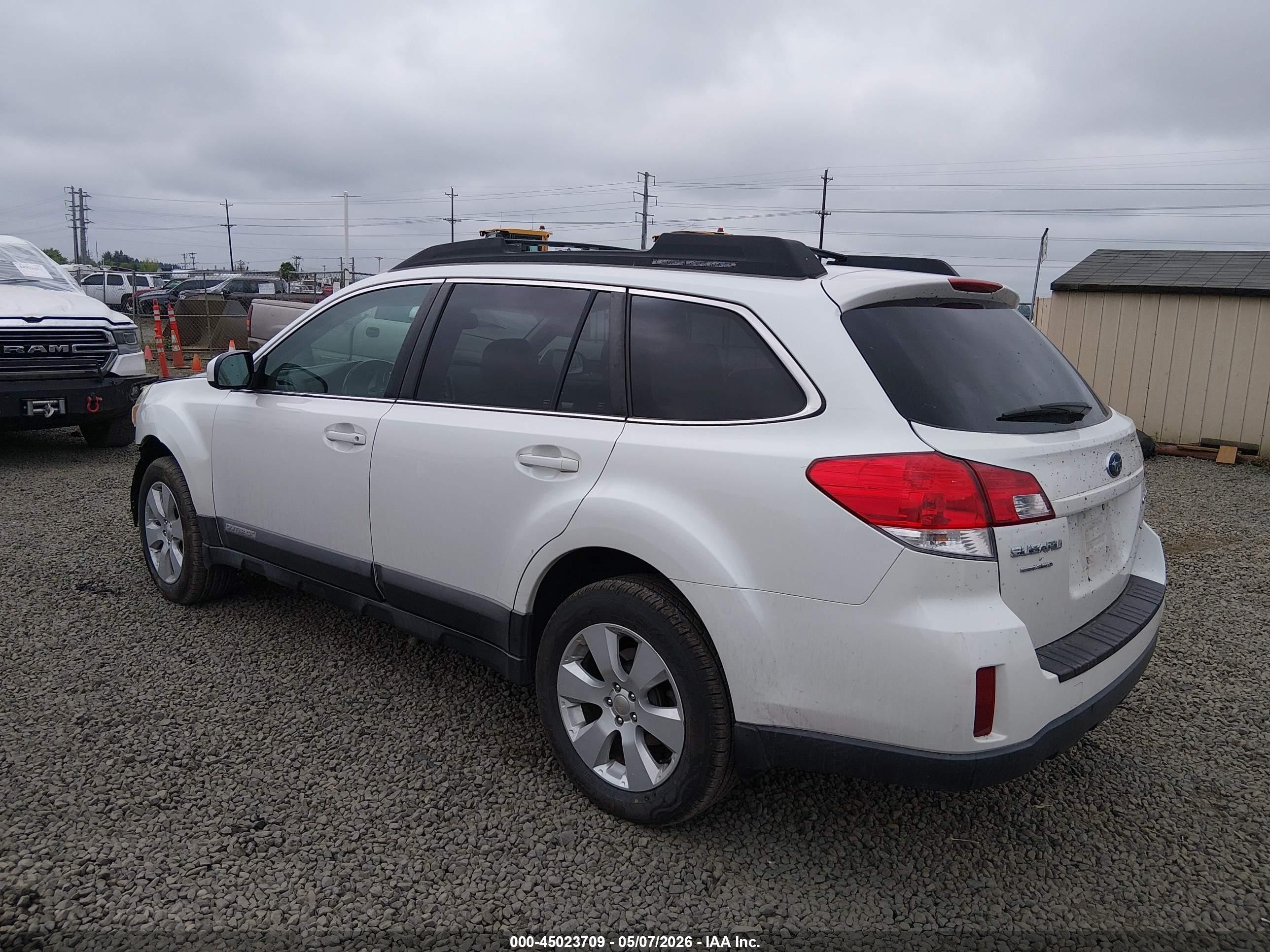2011 Subaru Outback 2.5i Premium Белый vin: 4S4BRBCC6B3316385