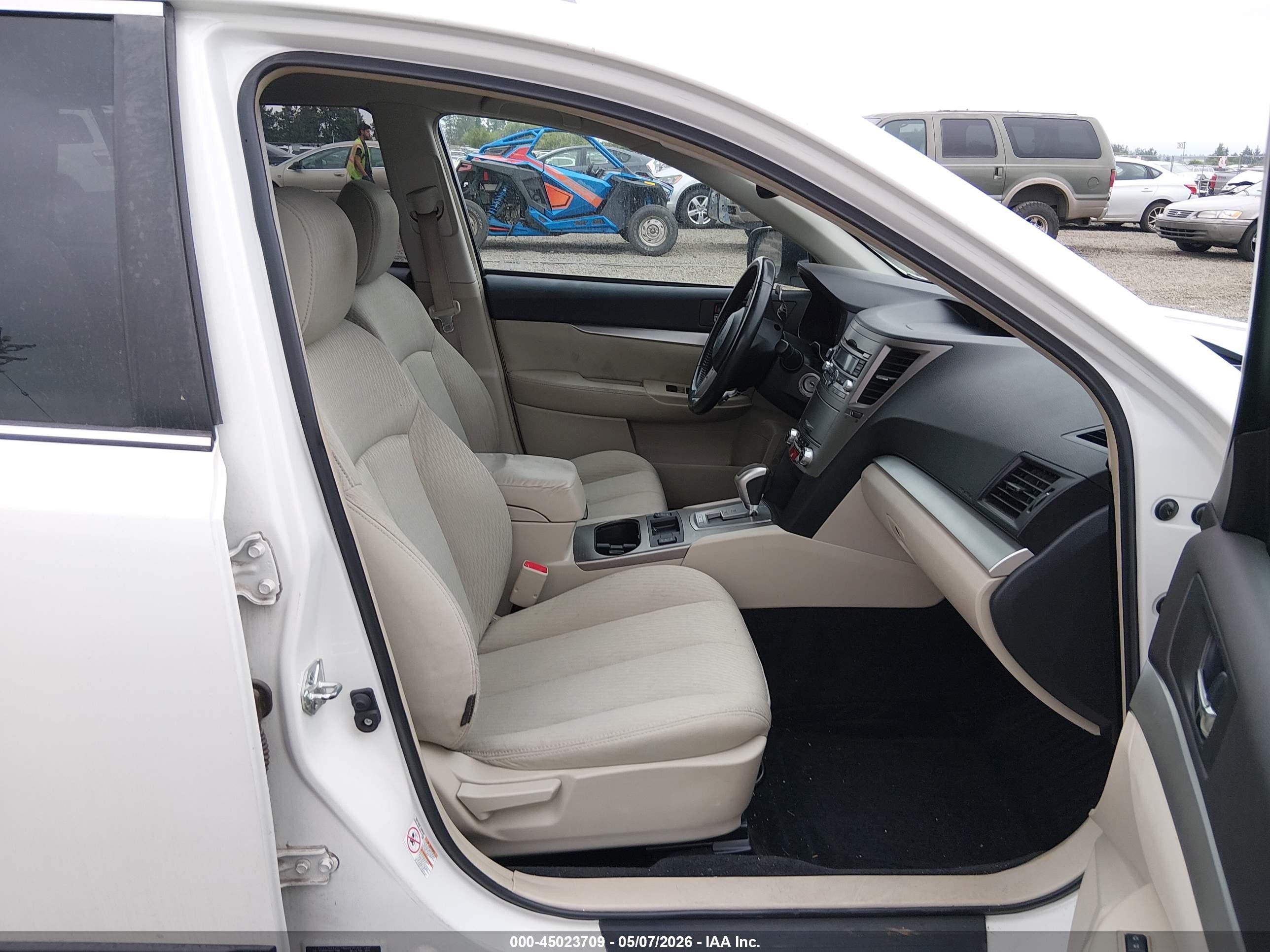 2011 Subaru Outback 2.5i Premium Белый vin: 4S4BRBCC6B3316385